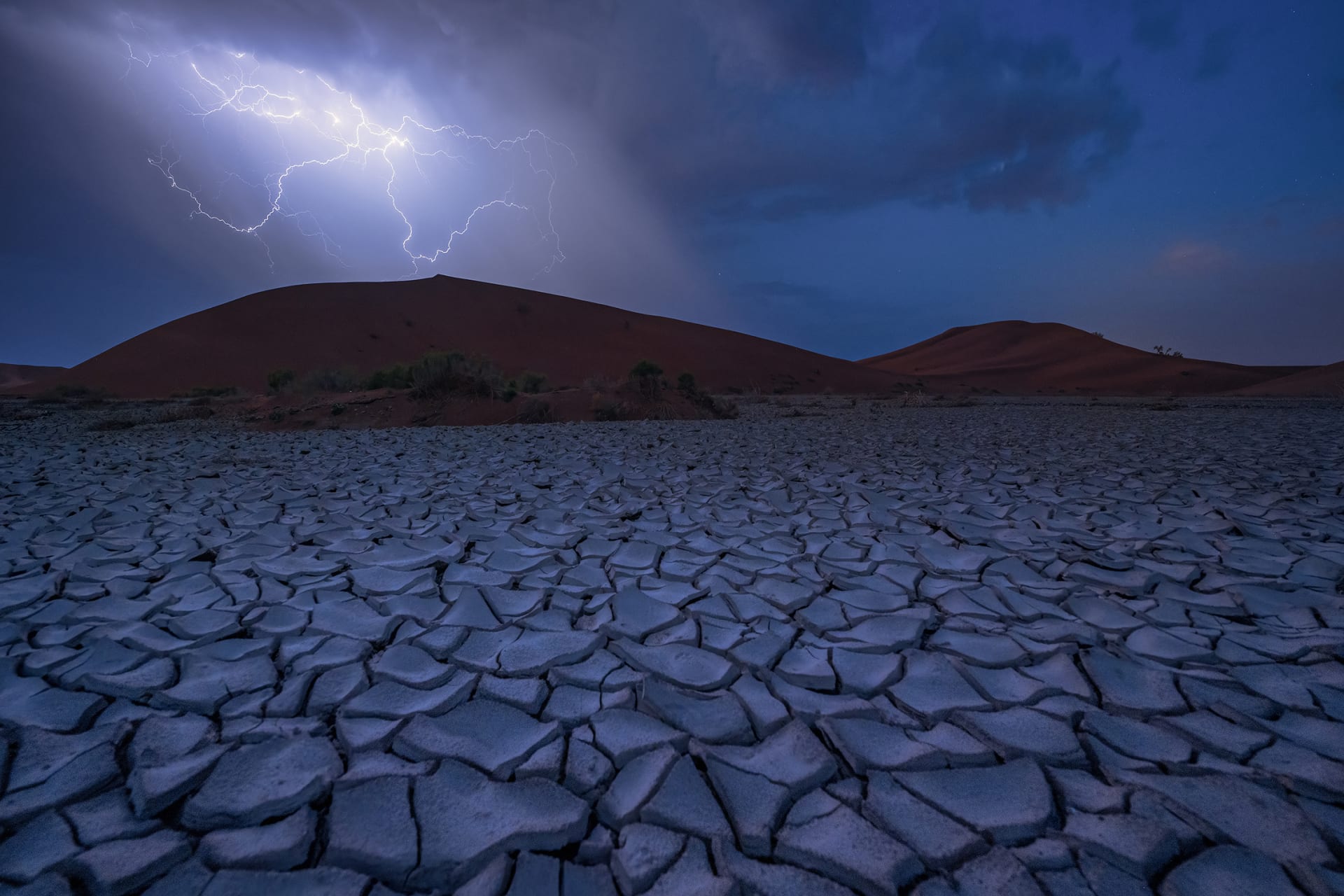 مطاردة البرق في الإمارات