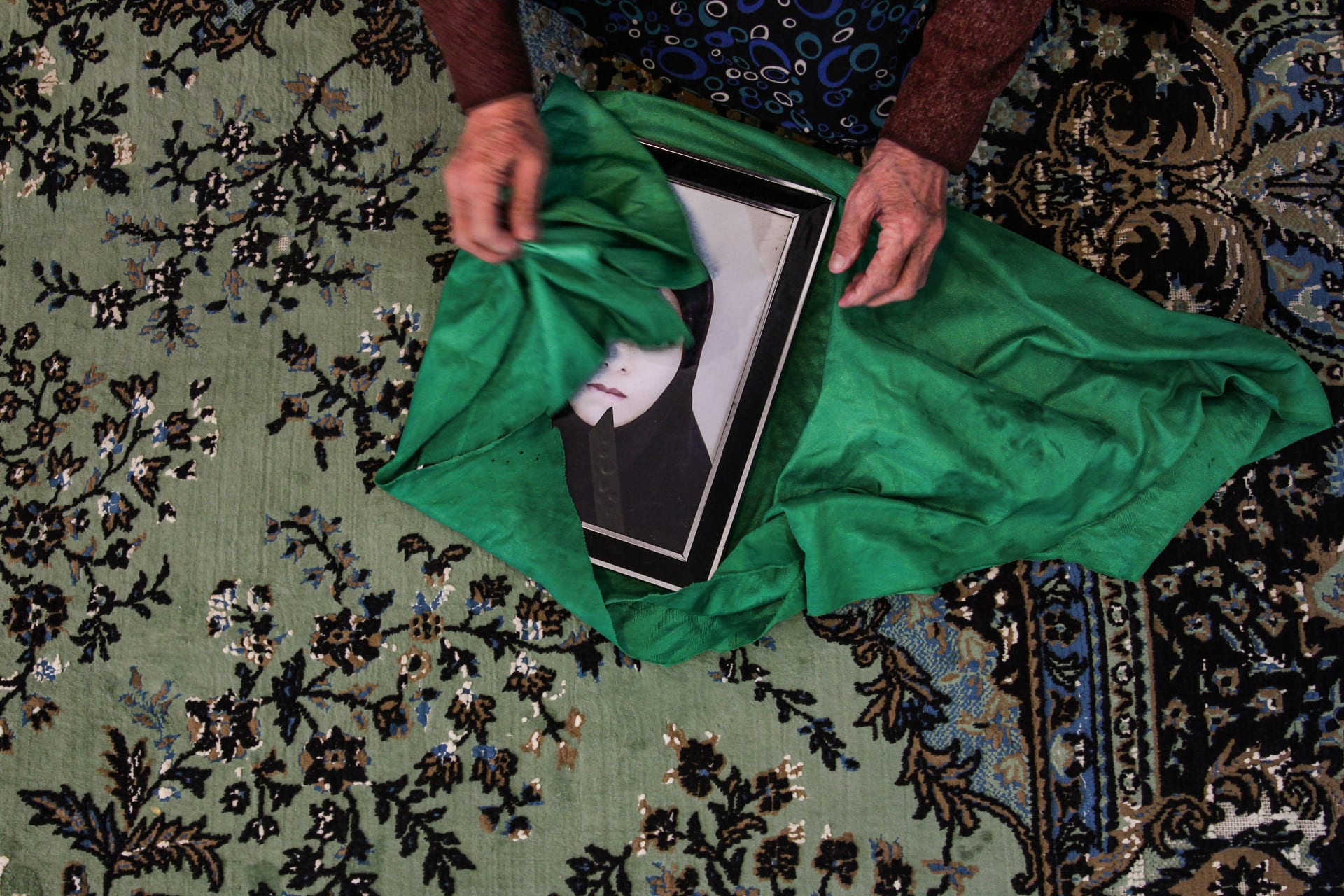 مصورة إيرانية توثق معاناة نساء كرديات حرقن أنفسهن احتجاجا على العنف الاجتماعي