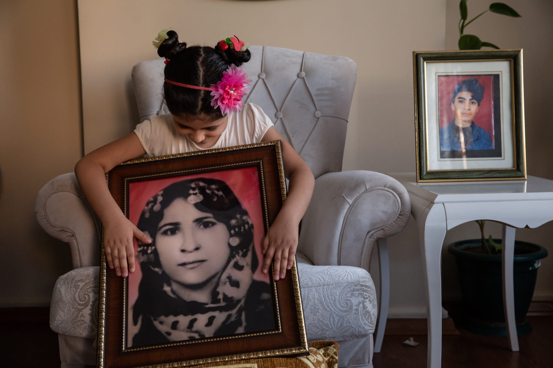 مصورة إيرانية توثق معاناة نساء كرديات حرقن أنفسهن احتجاجا على العنف الاجتماعي