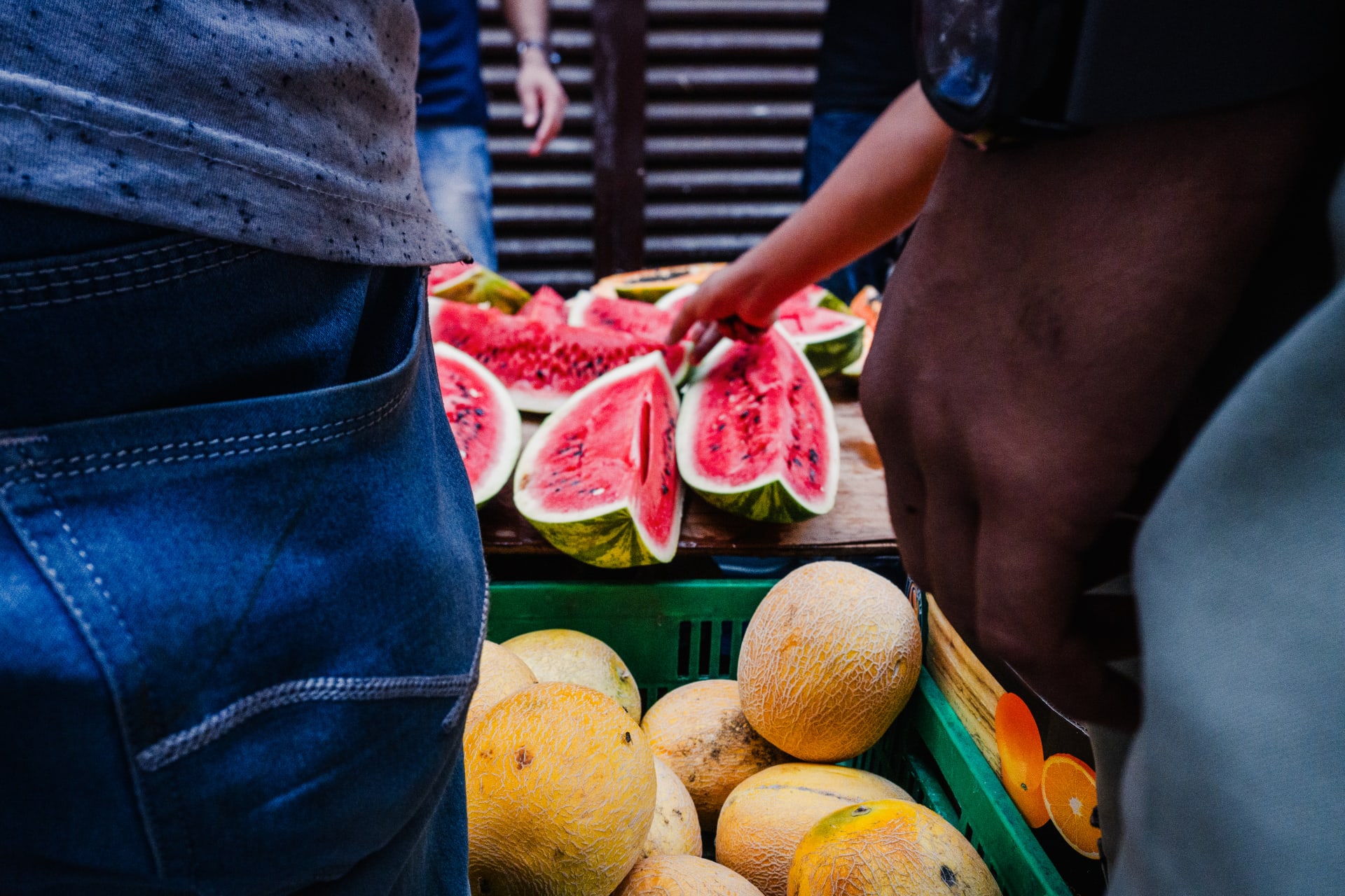 مصور يرصد لحظات عفوية بين مناطق دبي الشعبية خلال شهر رمضان