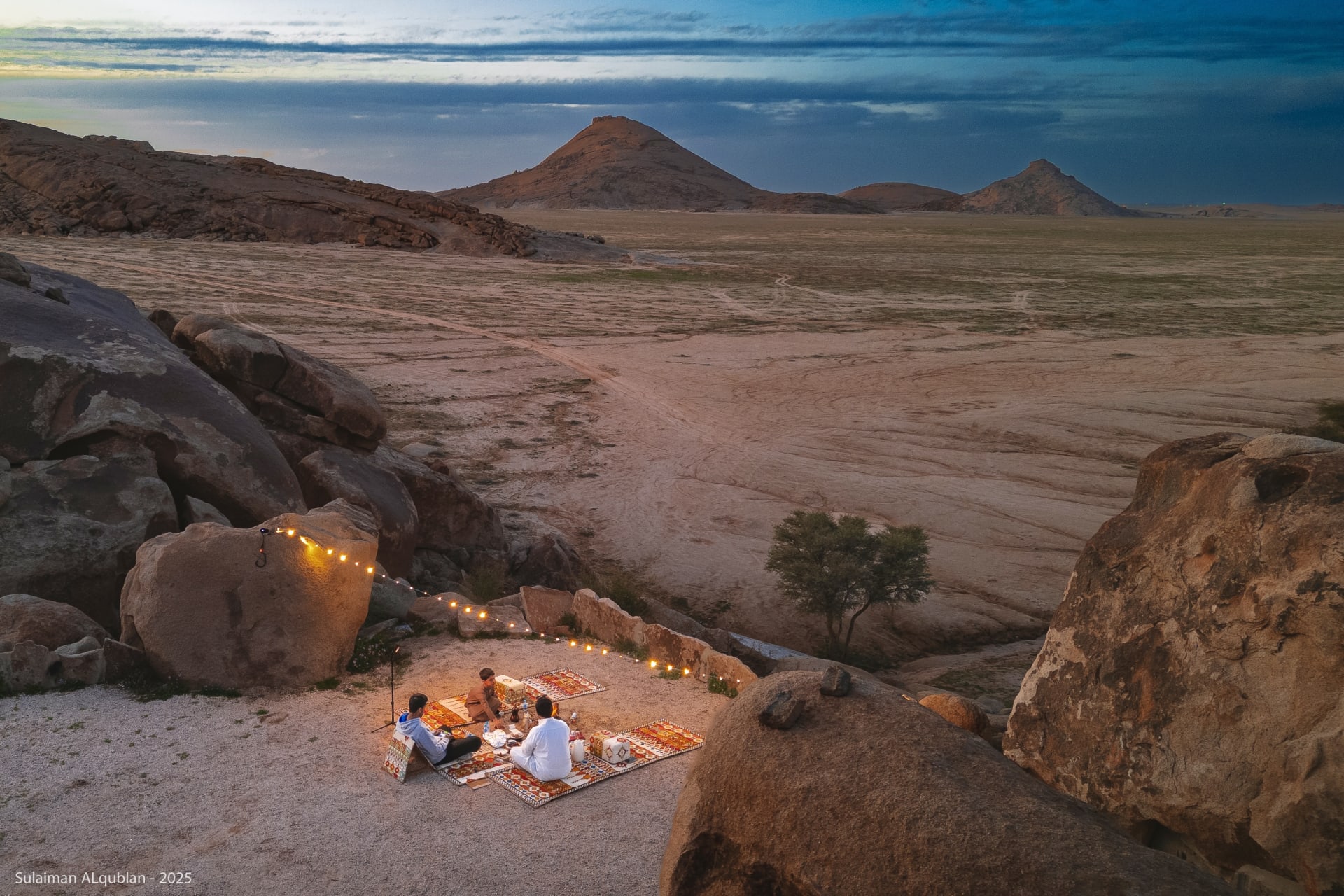مصور يوثق إفطارا رمضانيا على حافة جبل مرتفع في السعودية