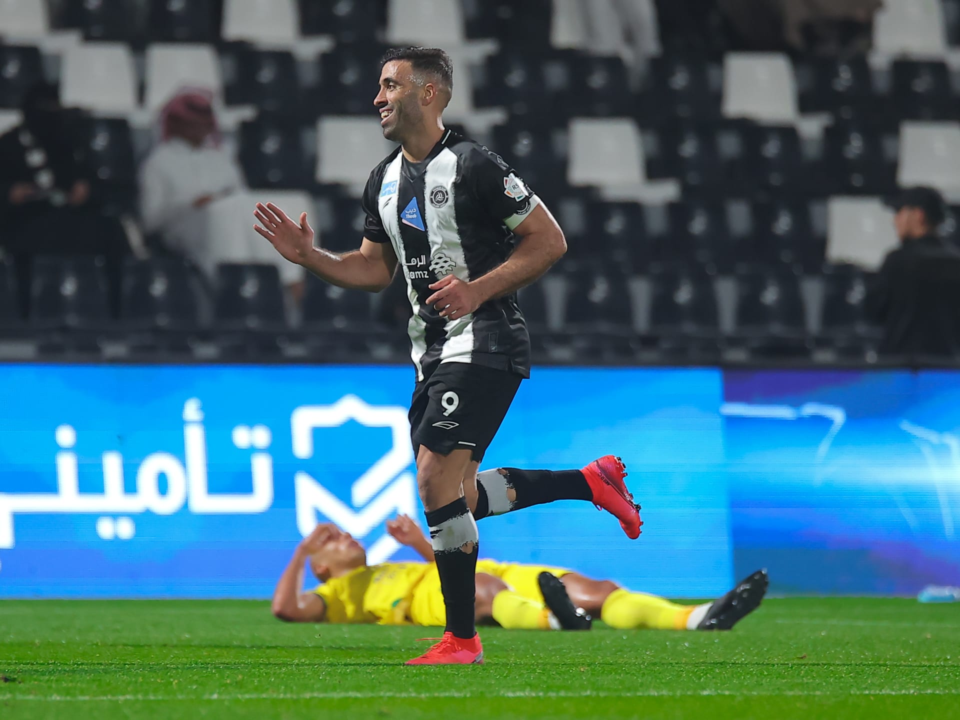 السعودية.. تصرف مثير للجدل من حمد الله بعد هدف الاتحاد في الشباب - CNN Arabic