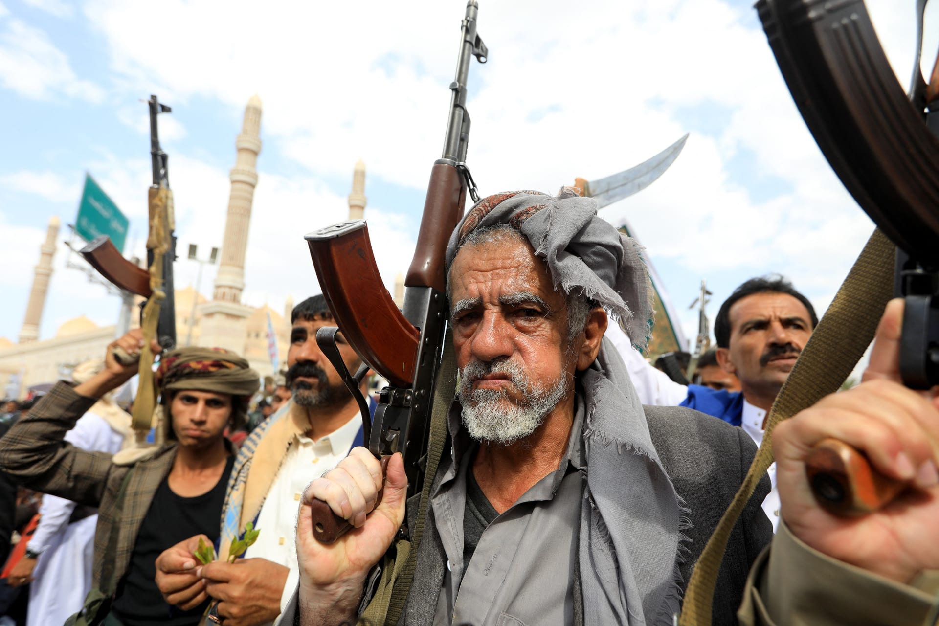 الحوثي مقاتل شرس واحتمال تدخل بري من الجنوب والشرق ووصول قاذفات أمريكية رسالة.. محللون يعلقون لـCNN