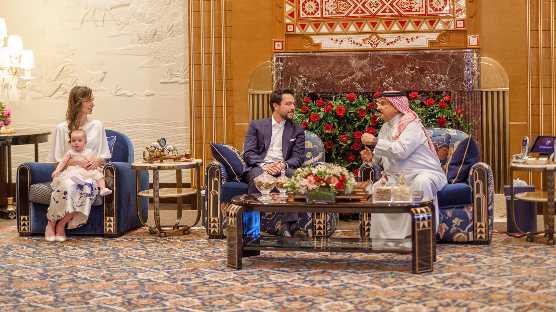 الأميرة رجوة وابنتها تلفتان الأنظار إلى جانب الأمير الحسين بضيافة ملك البحرين