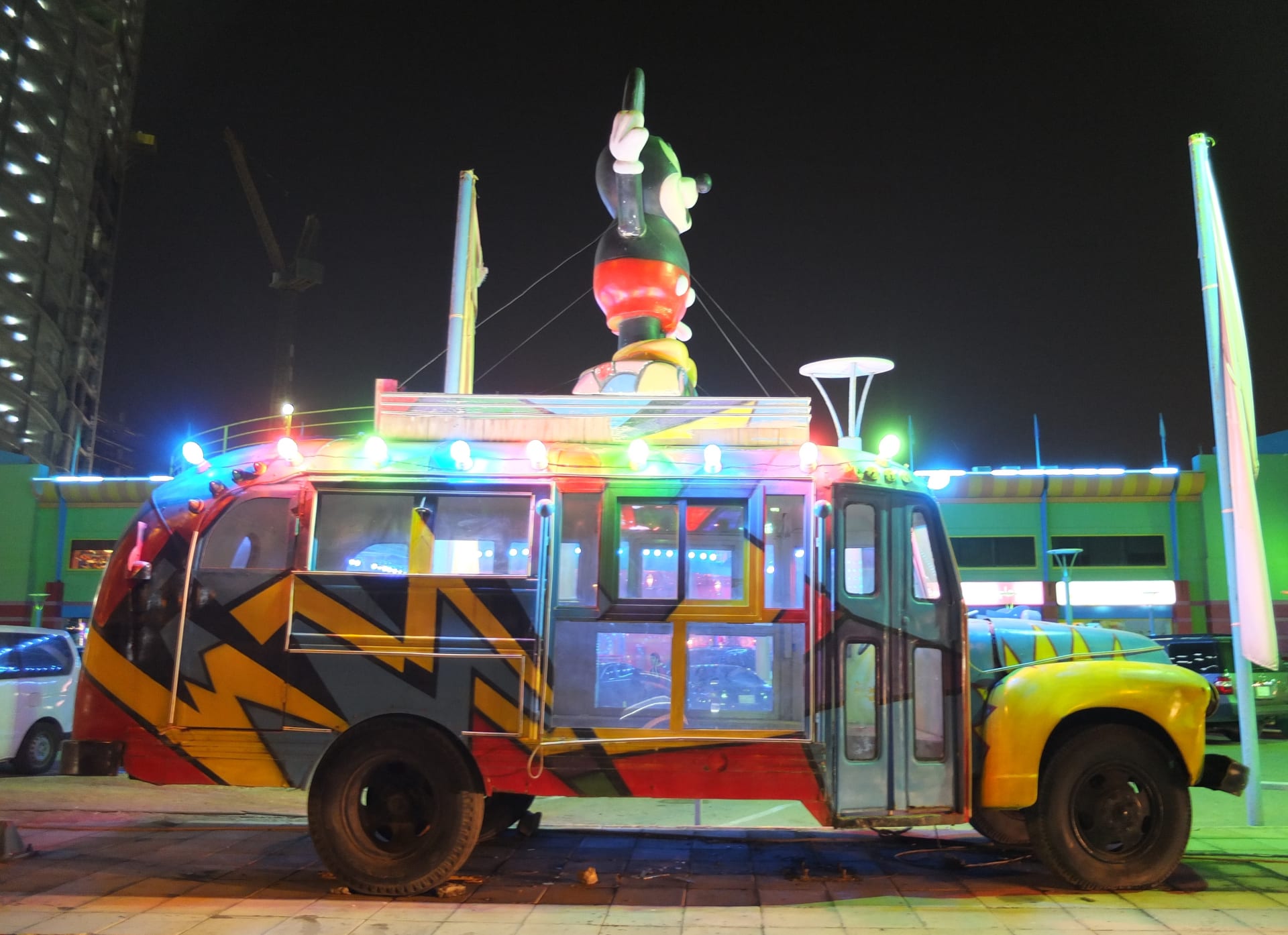 السعودية بعد حلول الظلام.. مصورة توثق جانبا مختلفا من جدة ليلا