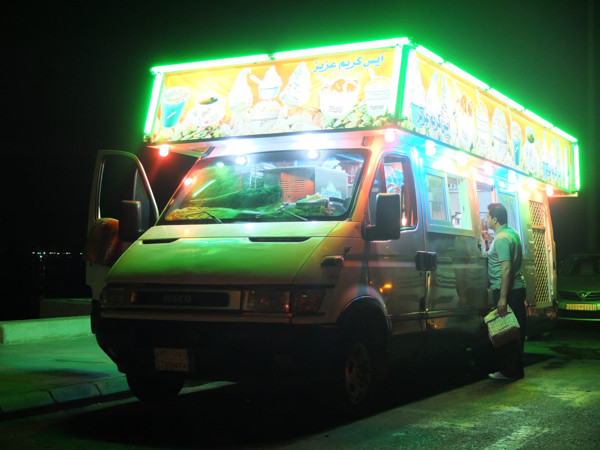 السعودية بعد حلول الظلام.. مصورة توثق جانبا مختلفا من جدة ليلا