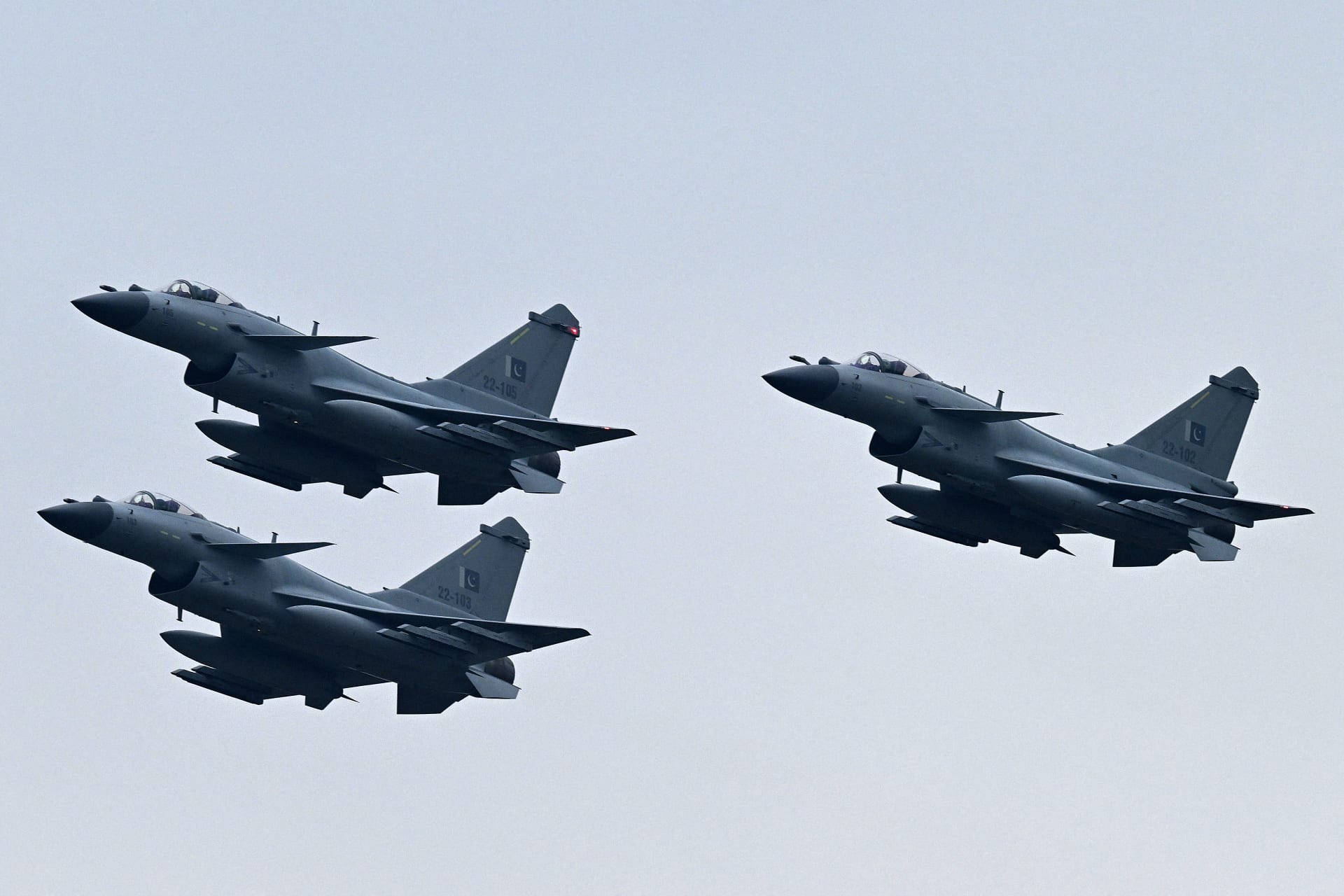 طائرات مقاتلة من طراز J-10C تابعة للقوات الجوية الباكستانية تؤدي عرضًا في بروفة قبل عرض اليوم الوطني الباكستاني في إسلام آباد في 21 مارس 2024.