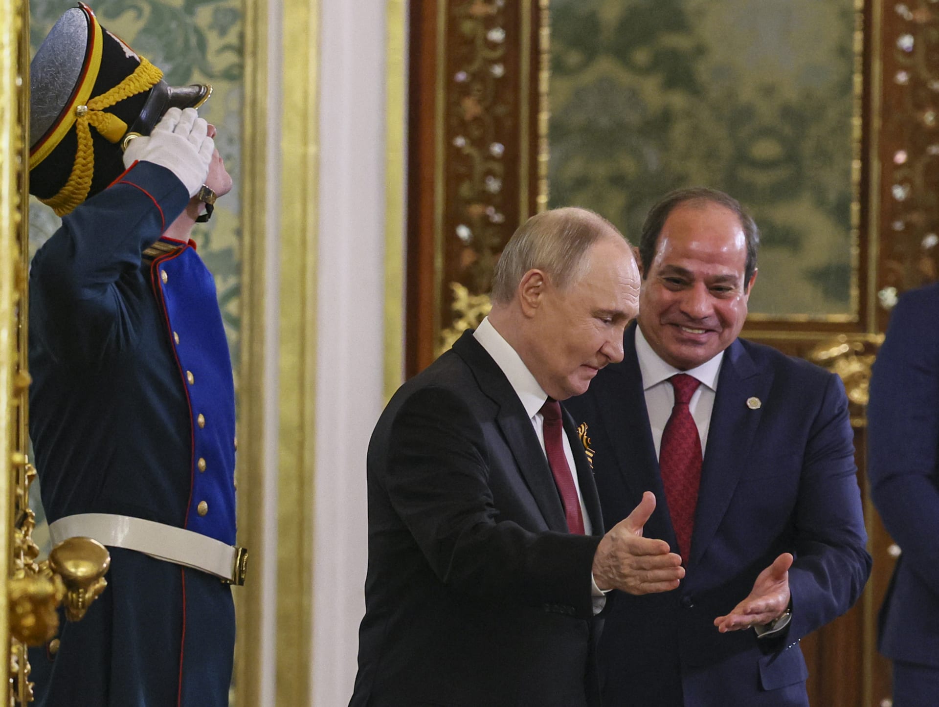 مصر.. السيسي يثير تفاعلا بلقطات مع بوتين ورئيس الصين في روسيا