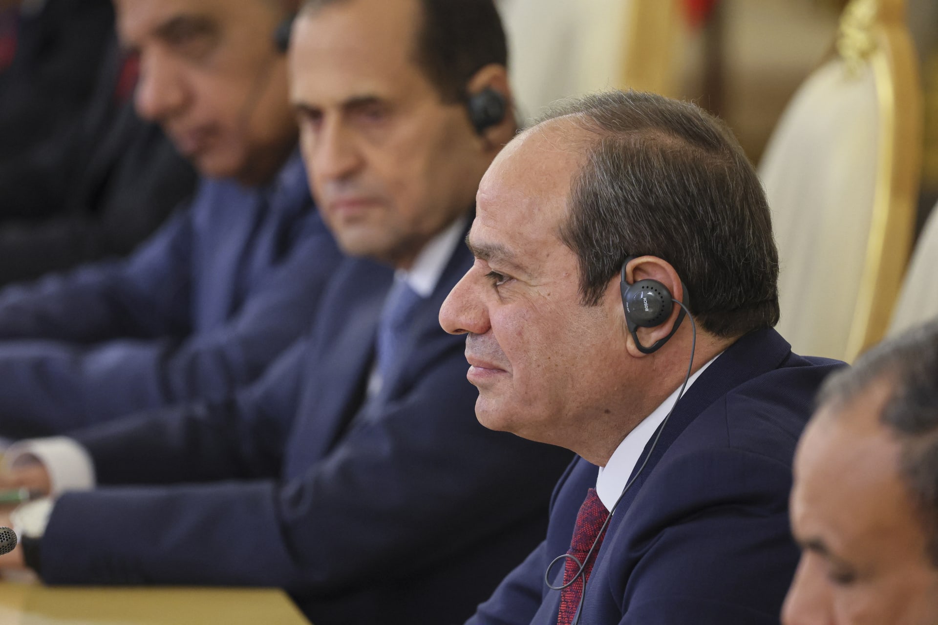 مصر.. السيسي يثير تفاعلا بلقطات مع بوتين ورئيس الصين في روسيا