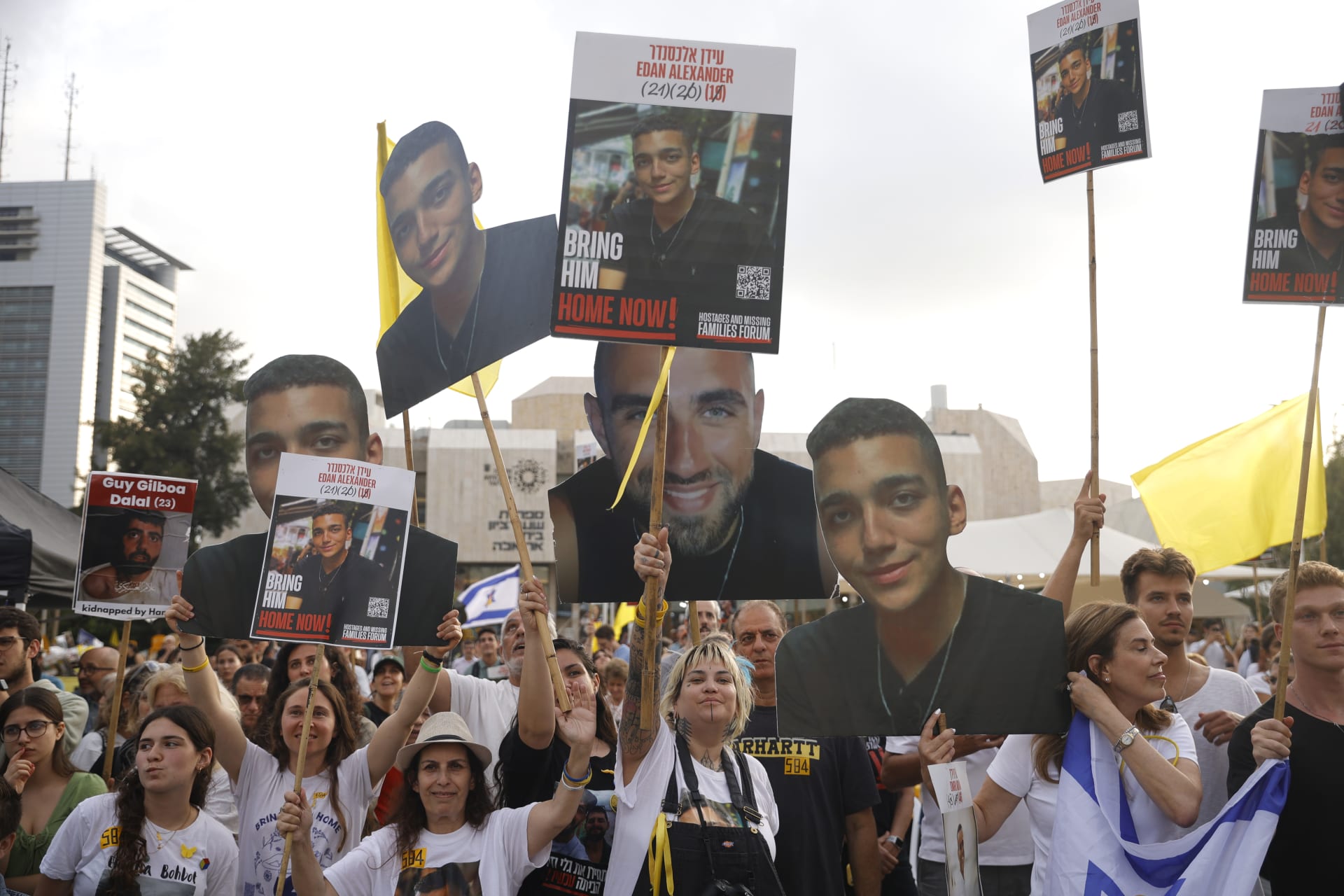 حماس تسلم عيدان ألكسندر آخر رهينة أمريكي على قيد الحياة بغزة للصليب الأحمر