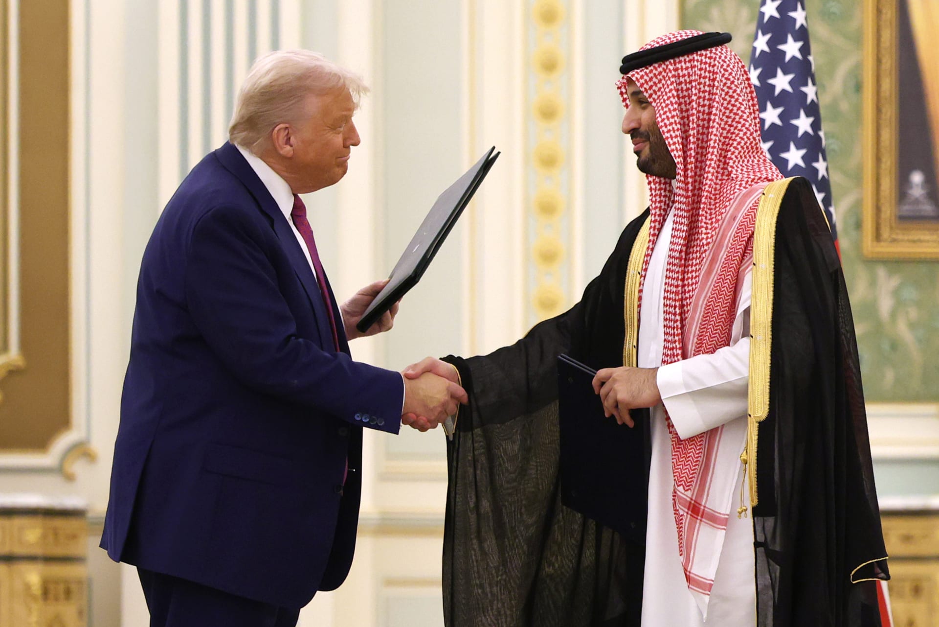 الرئيس الأمريكي دونالد ترامب وولي العهد السعودي الأمير محمد بن سلمان خلال مراسم التوقيع على اتفاقيات بين البلدين في الديوان الملكي السعودي في 13 مايو/أيار بالرياض.