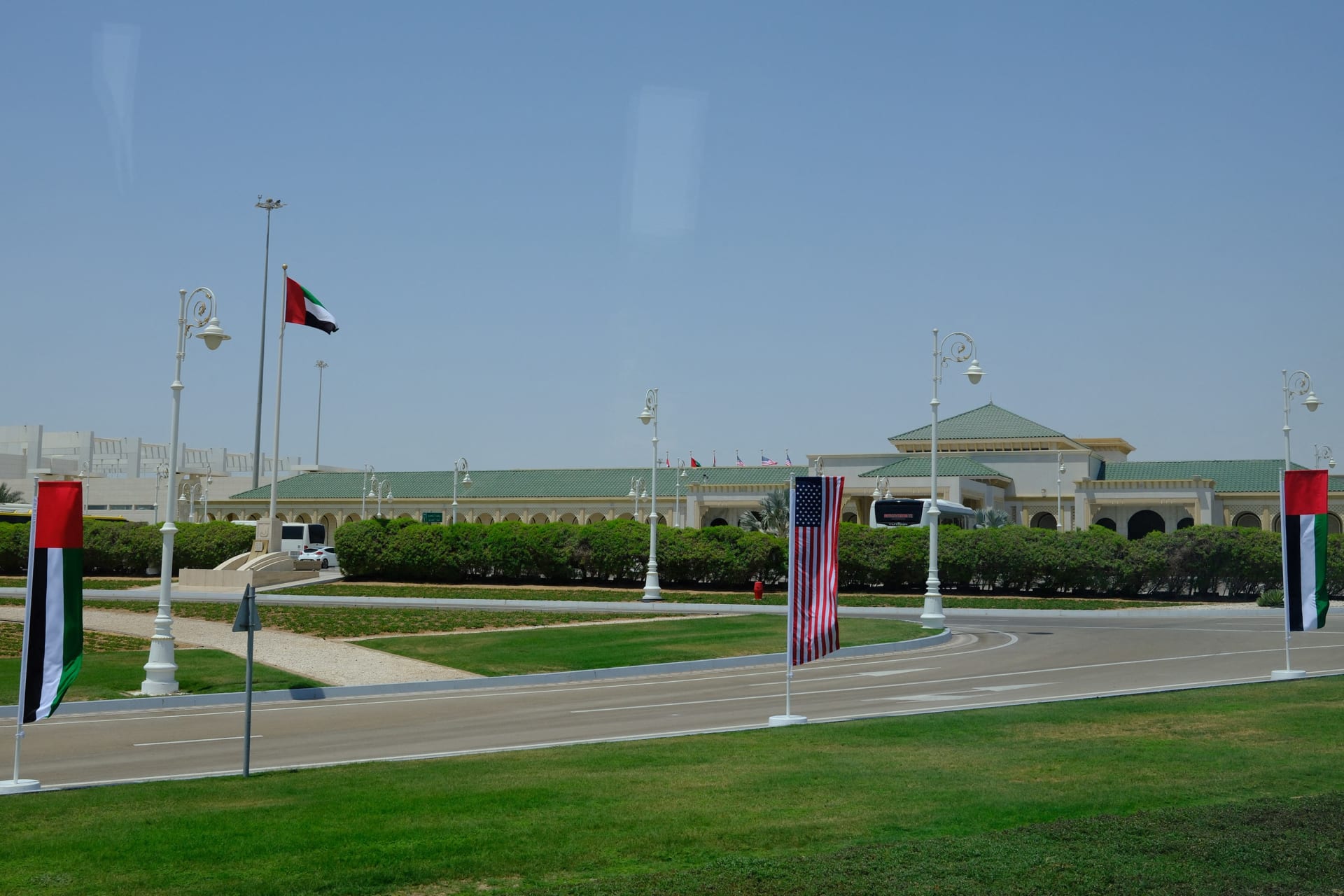 أعلام الولايات المتحدة والإمارات العربية المتحدة تصطف على الطريق المؤدي إلى مبنى الرئاسة في أبوظبي، استعدادًا لزيارة الرئيس الأمريكي دونالد ترامب في 15 مايو 2025