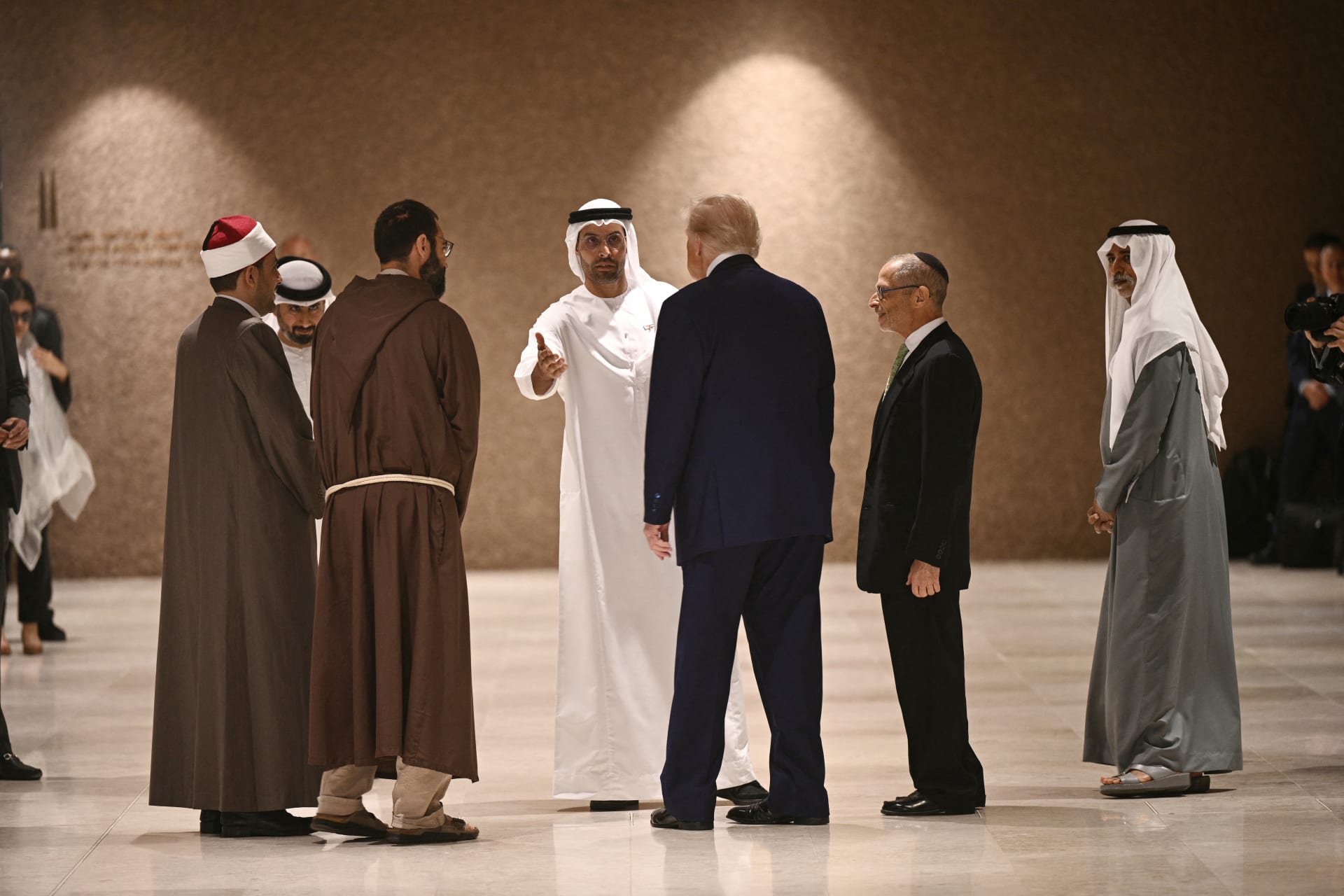 بالصور.. من رافق ترامب داخل الكنيس اليهودي بزيارة بيت العائلة الإبراهيمية