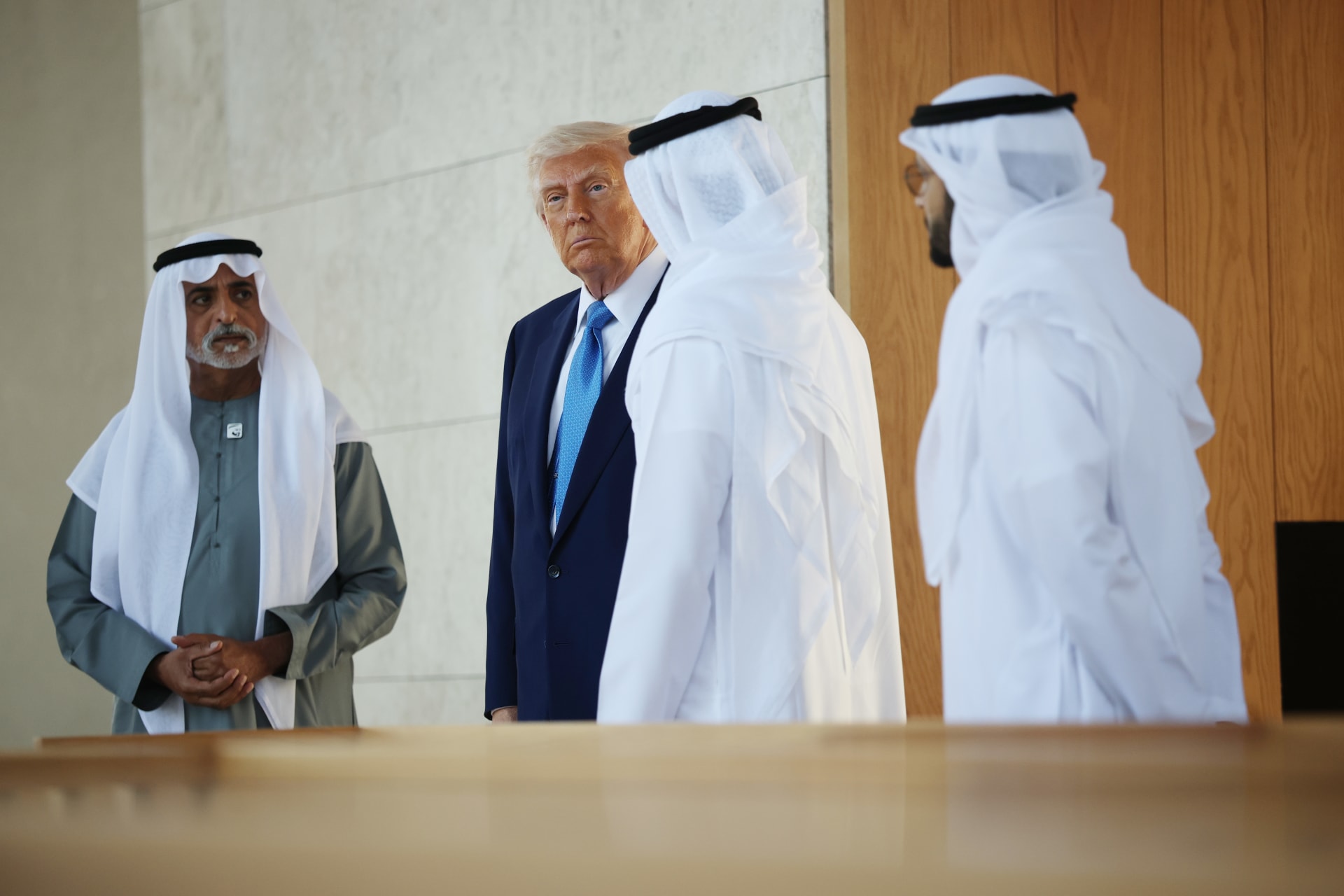 بالصور.. من رافق ترامب داخل الكنيس اليهودي بزيارة بيت العائلة الإبراهيمية
