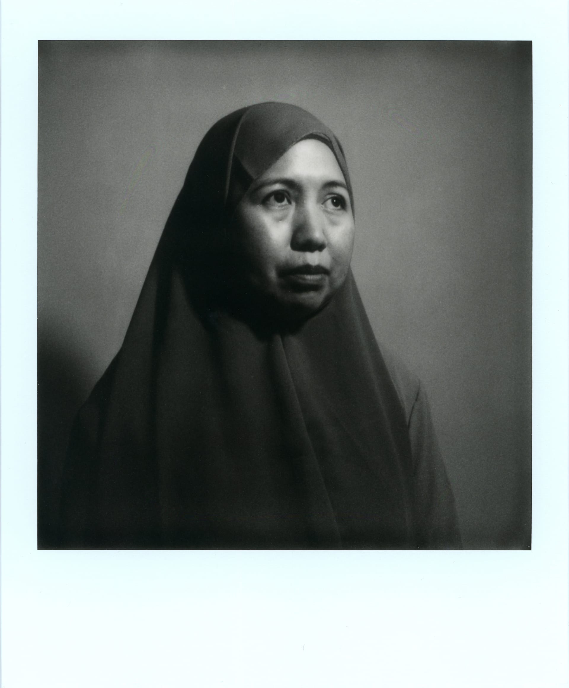 صور تجسد قصص نساء فلبينيات اضطررن لترك عائلاتهن خلفهن لكسب لقمة العيش