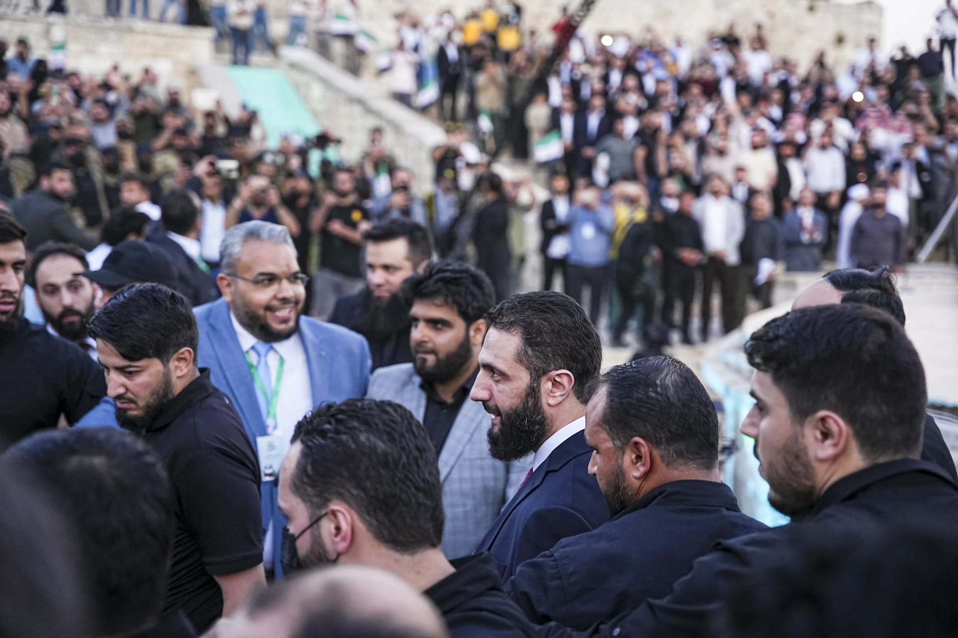 أحمد الشرع.. لقطات الحماية المشددة حوله في حلب ترصدها الكاميرا