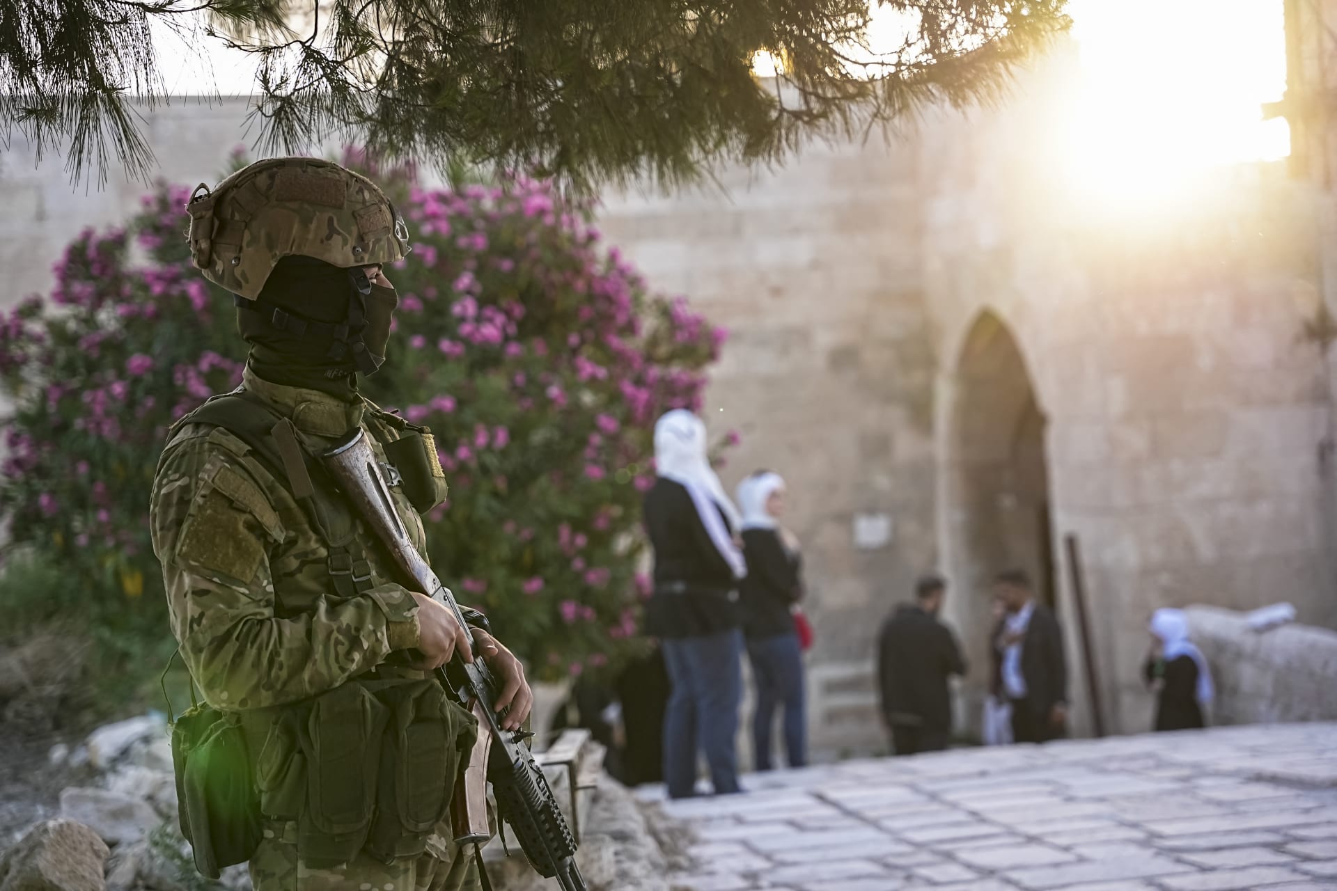 أحمد الشرع.. لقطات الحماية المشددة حوله في حلب ترصدها الكاميرا