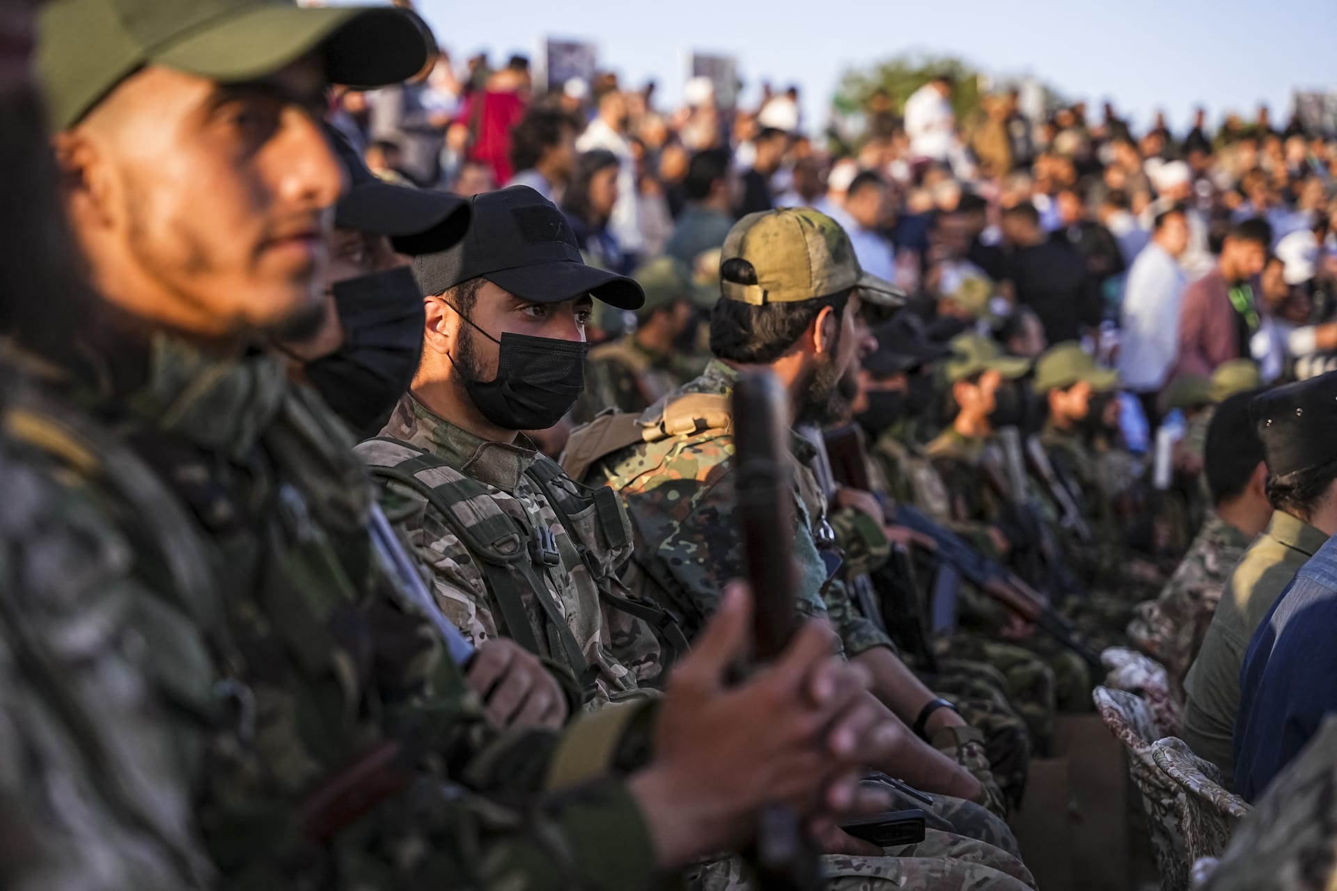 أحمد الشرع.. لقطات الحماية المشددة حوله في حلب ترصدها الكاميرا