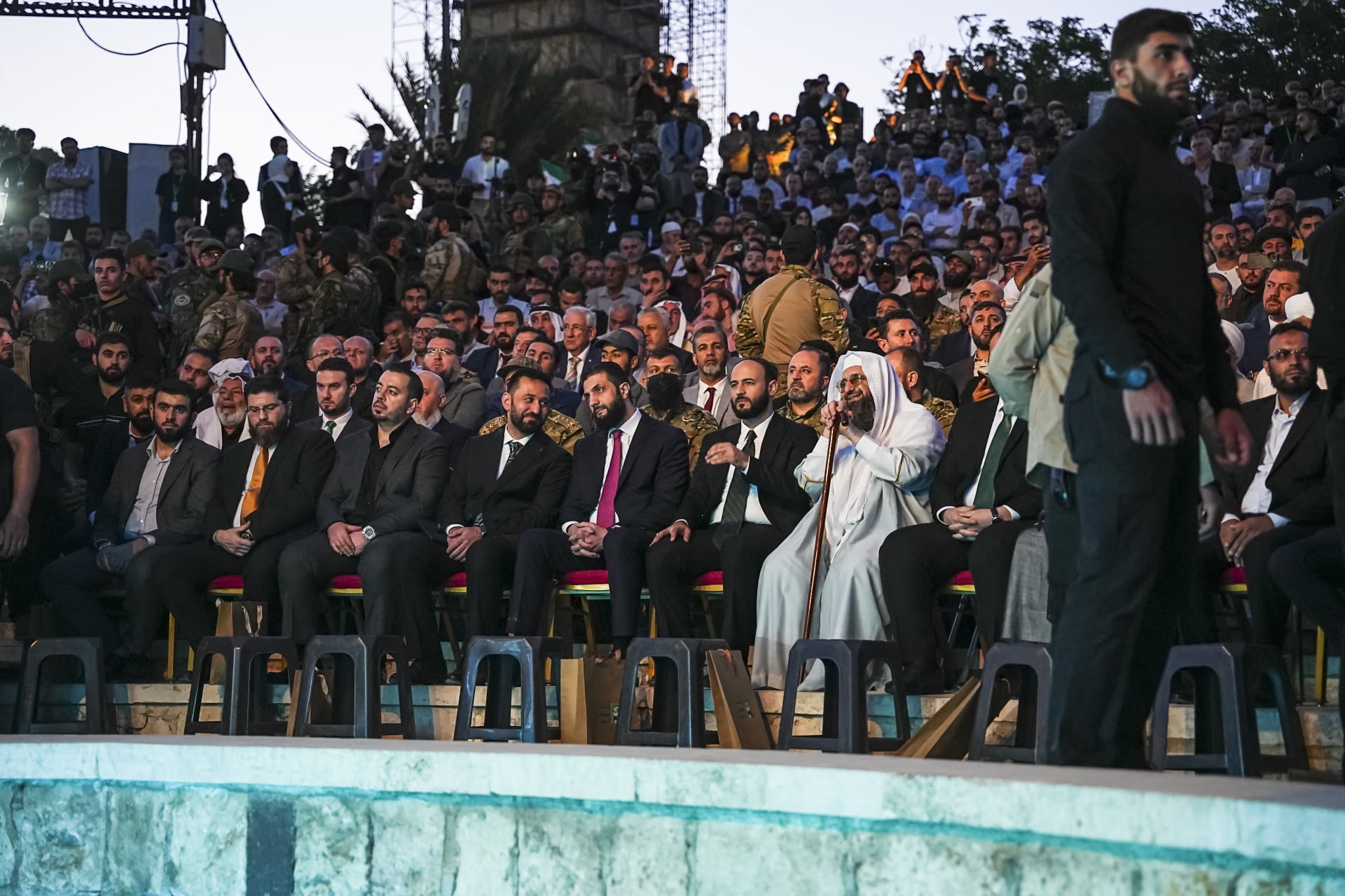 أحمد الشرع.. لقطات الحماية المشددة حوله في حلب ترصدها الكاميرا