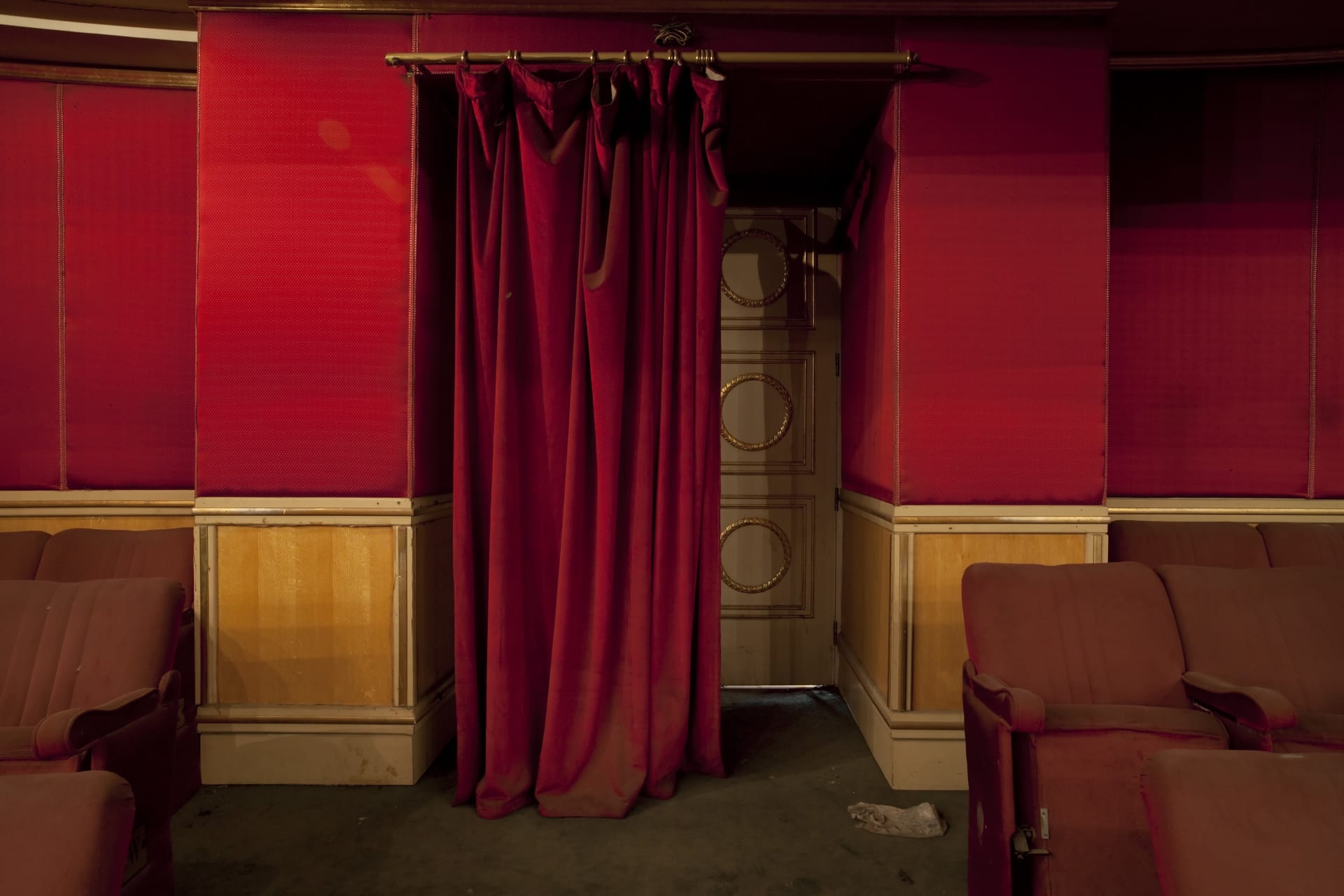 ما بين الفخامة والنسيان.. مصورة توثق كنوز مصر المعمارية المهجورة