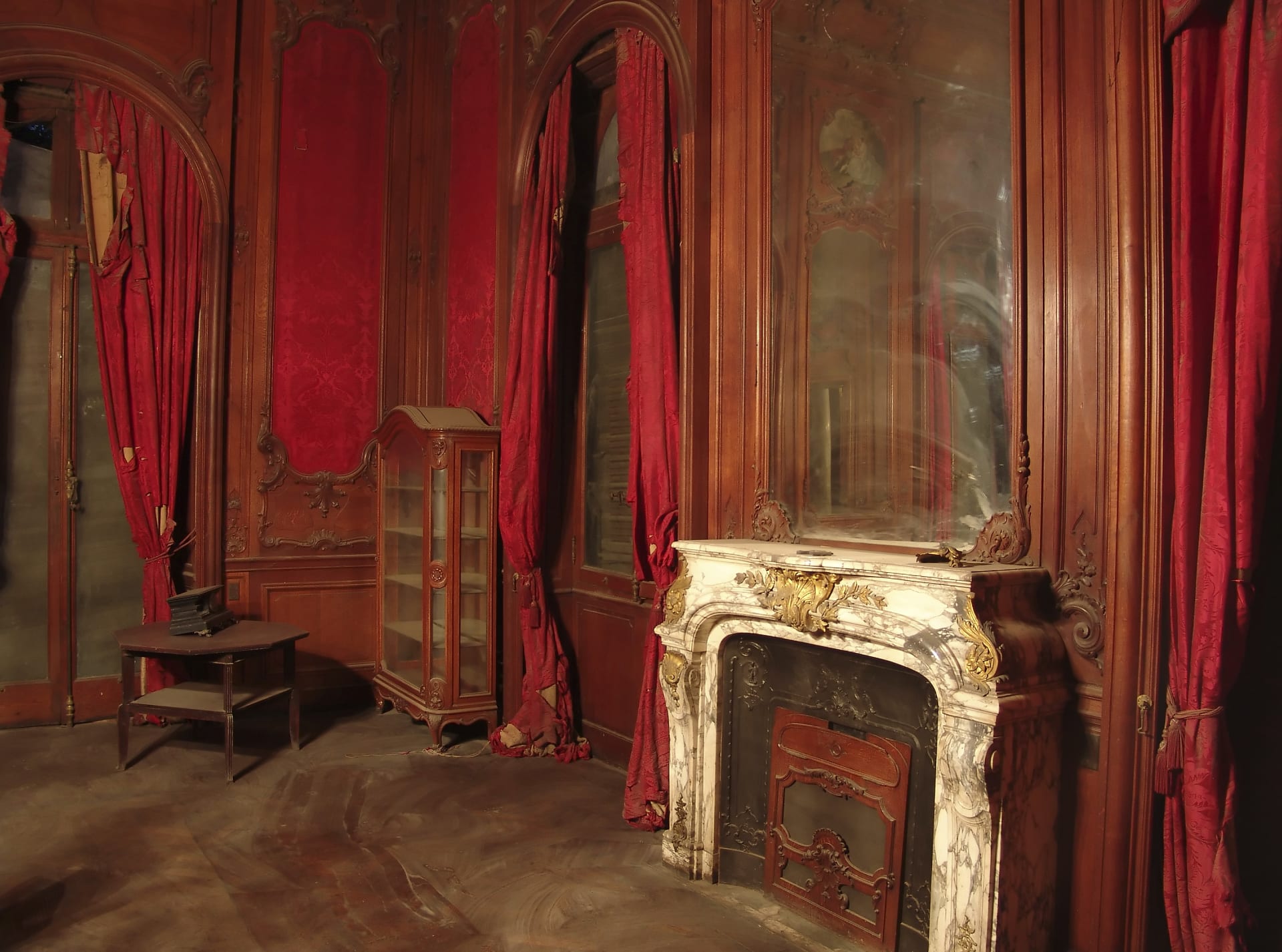 ما بين الفخامة والنسيان.. مصورة توثق كنوز مصر المعمارية المهجورة