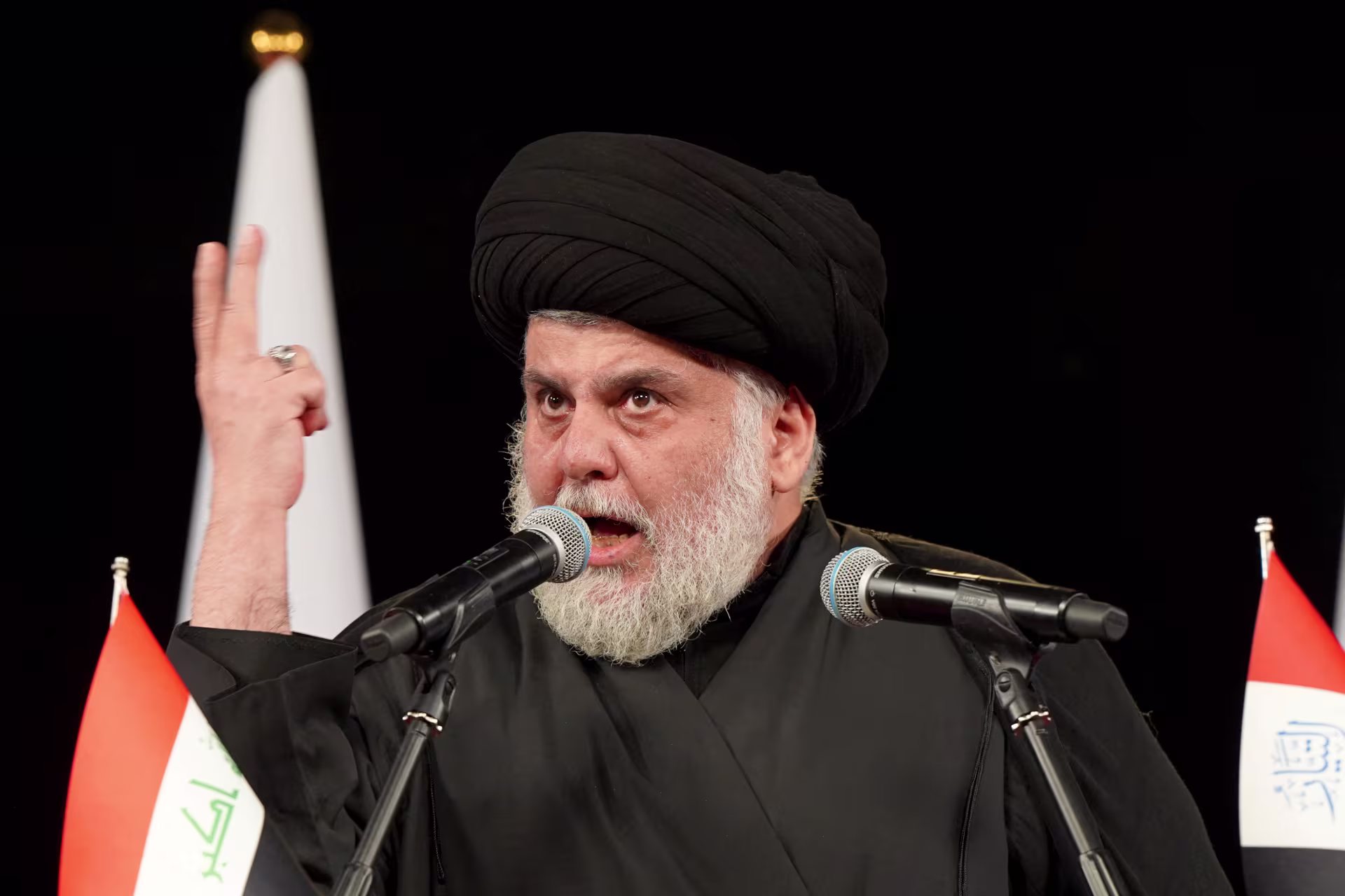 الصدر: لا تصوّتوا للفاسدين.. وخذوا أموالهم فهم لا يتذكرون الشعب إلا وقت الانتخابات