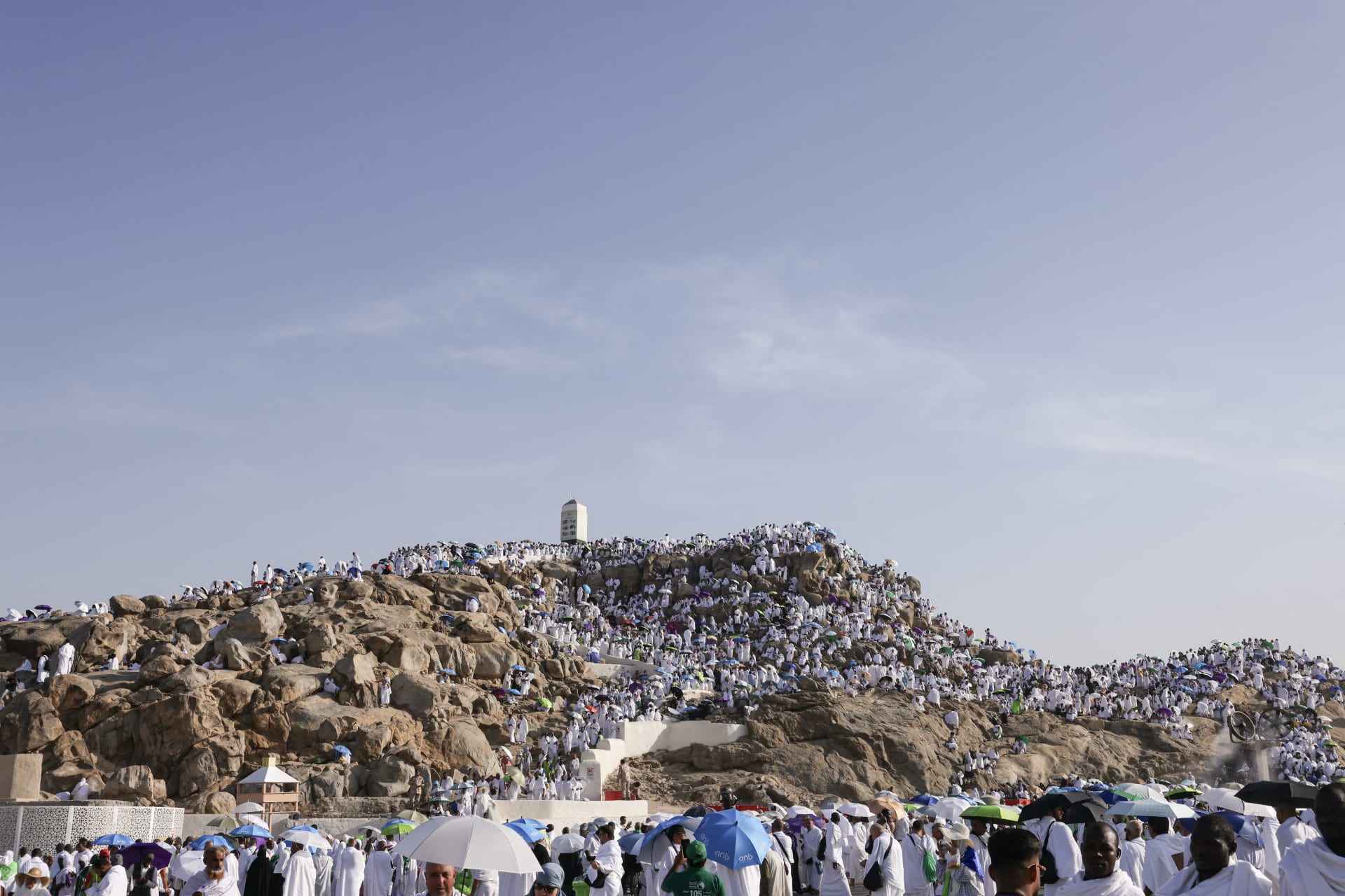من "تضعيف" صحة حديث صيام يوم عرفه إلى لقطات للحجاج.. صور من "ركن الحج الأعظم" بمناسك 2025