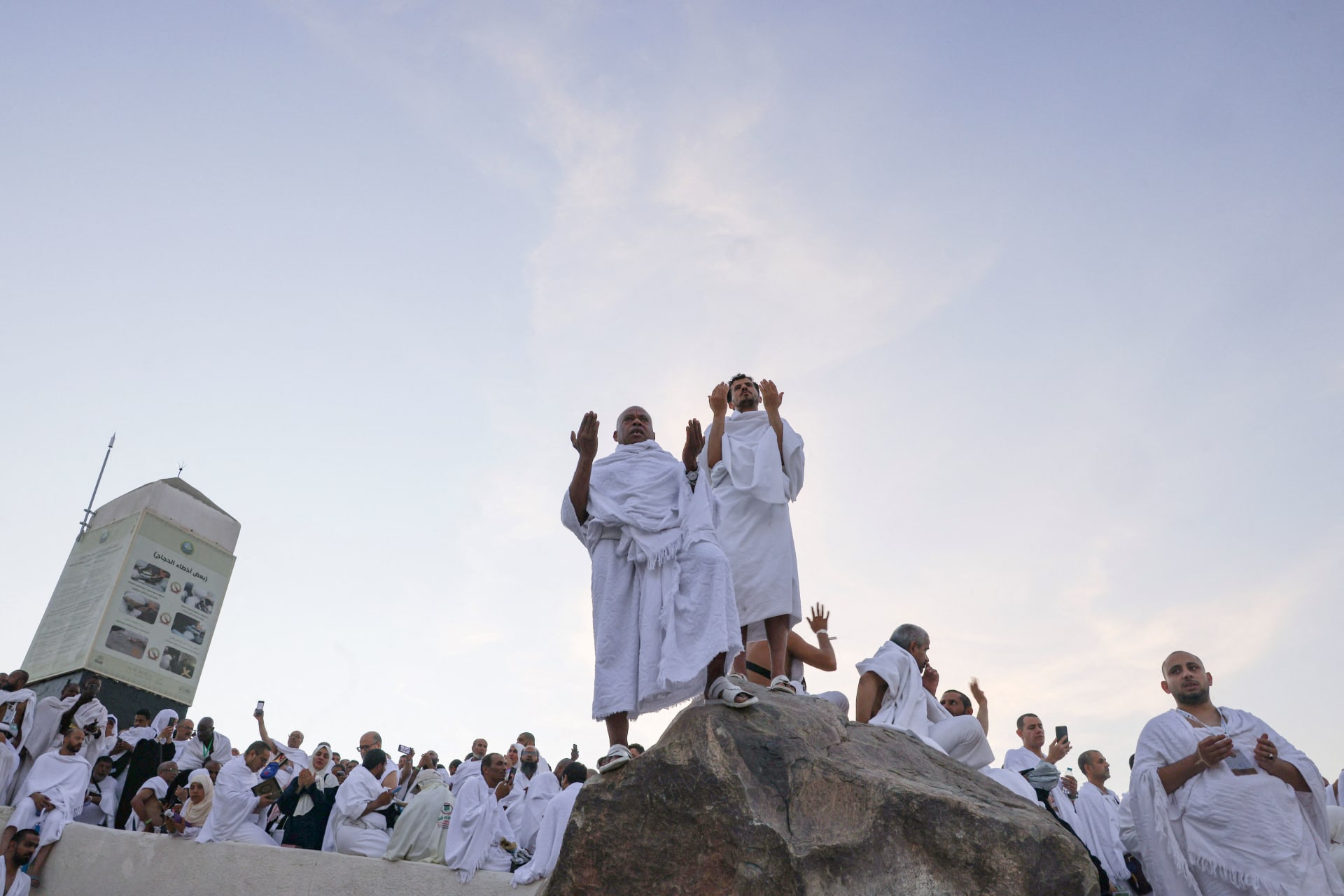 من "تضعيف" صحة حديث صيام يوم عرفه إلى لقطات للحجاج.. صور من "ركن الحج الأعظم" بمناسك 2025