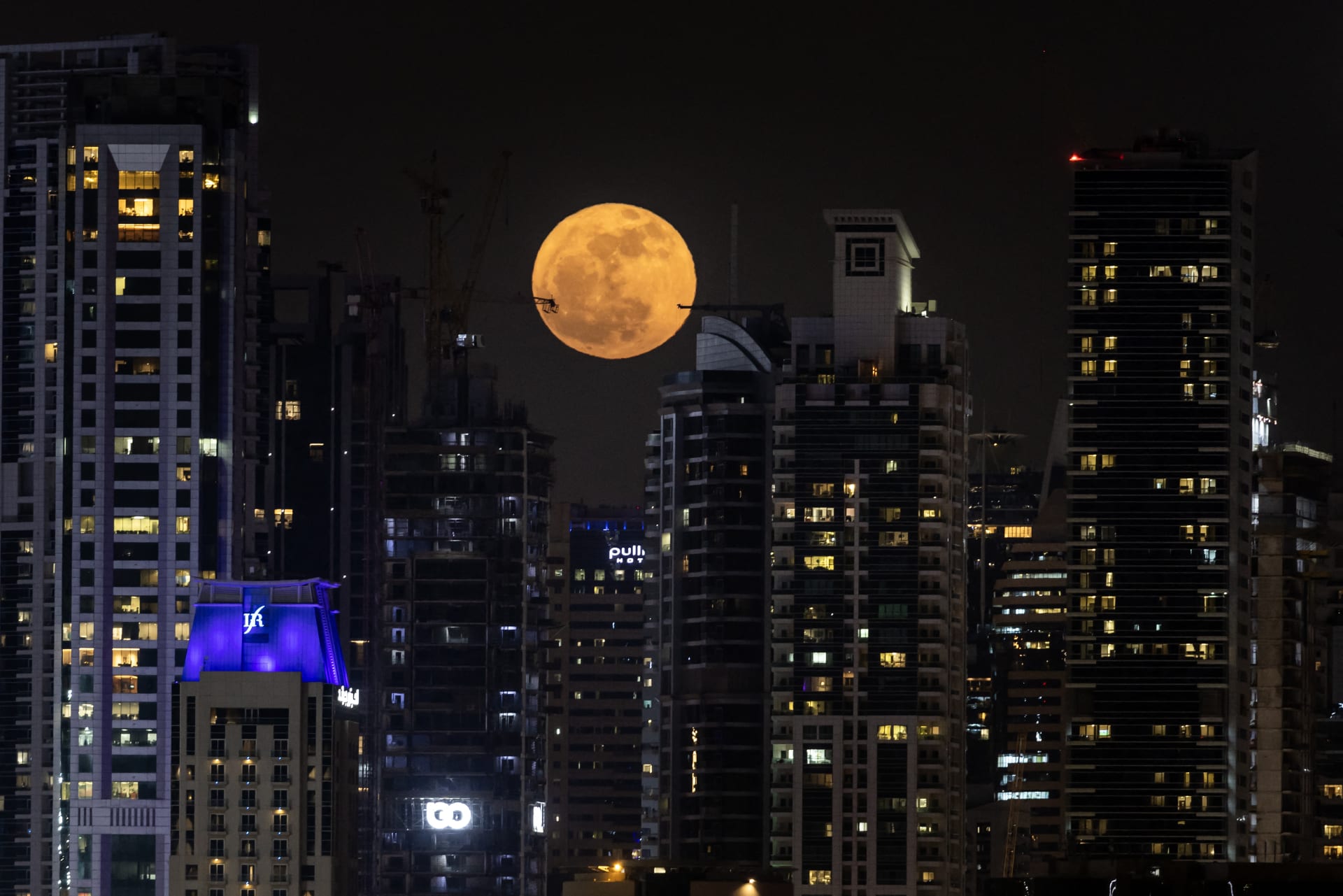 قمر الفراولة يزيّن سماء دبي في مشهد يخطف الأنفاس