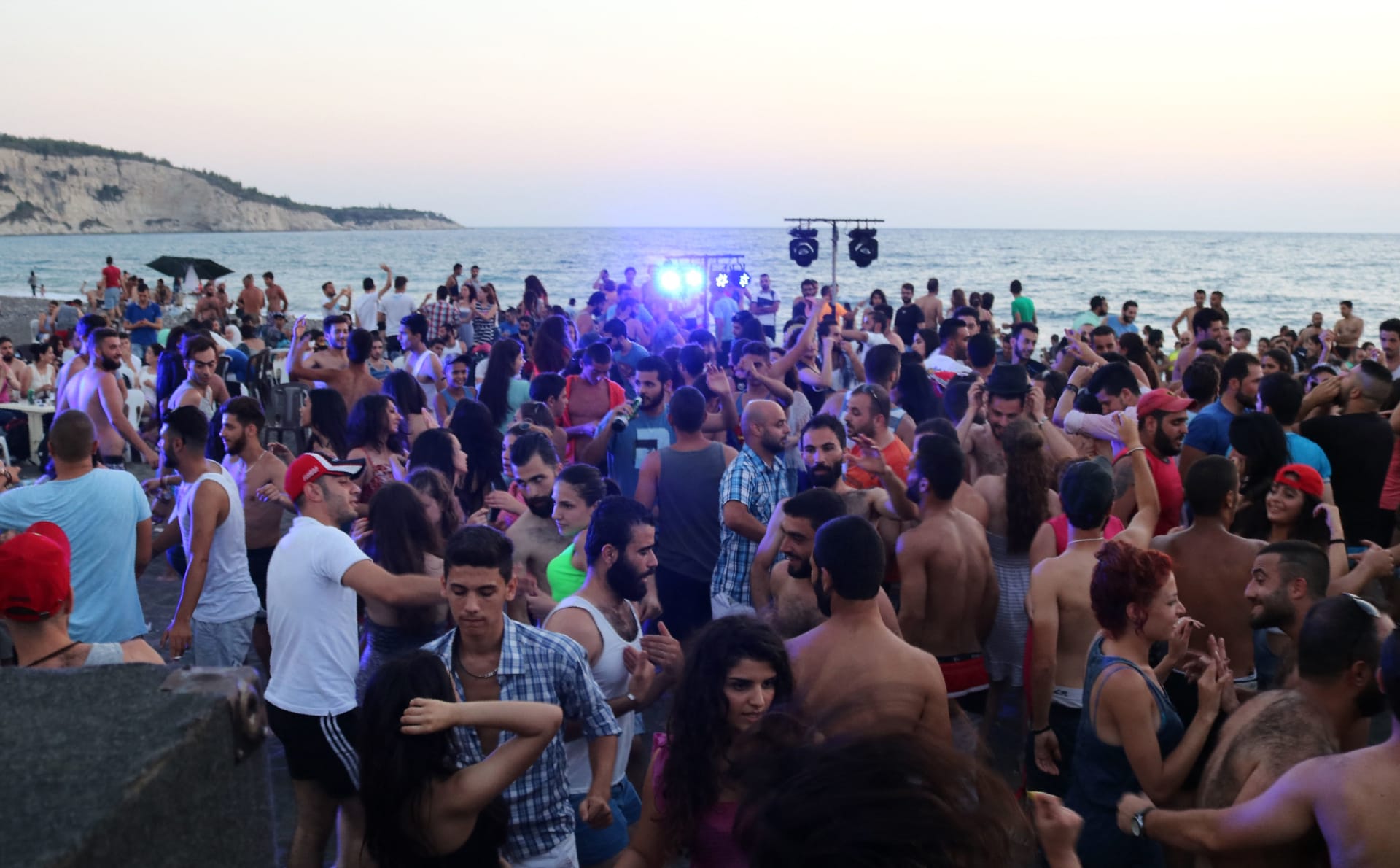  استند على تجارب السعودية والأردن .. توضيح سوري جديد بعد ضجة ملابس السباحة وارتداء البوركيني 