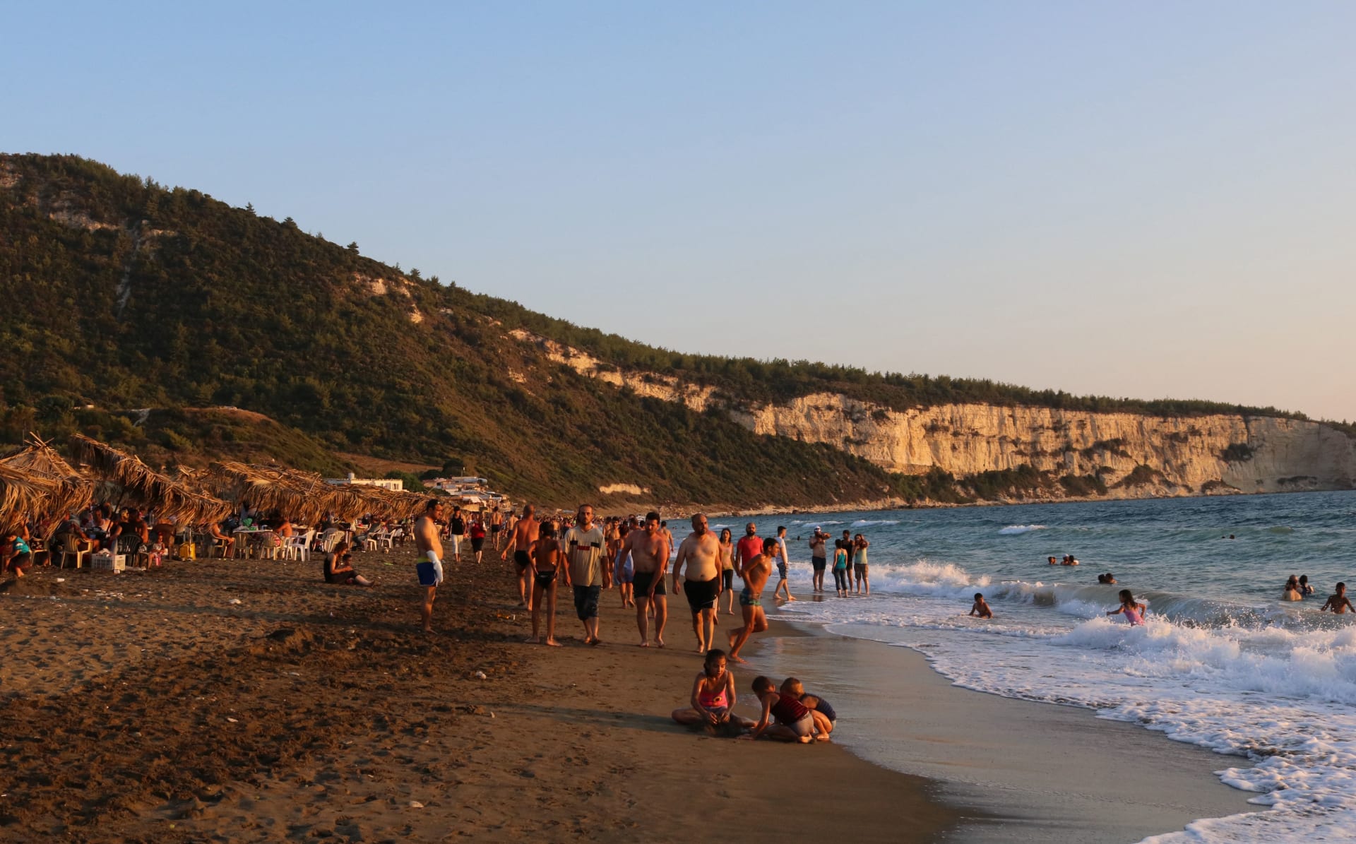  استند على تجارب السعودية والأردن .. توضيح سوري جديد بعد ضجة ملابس السباحة وارتداء البوركيني 