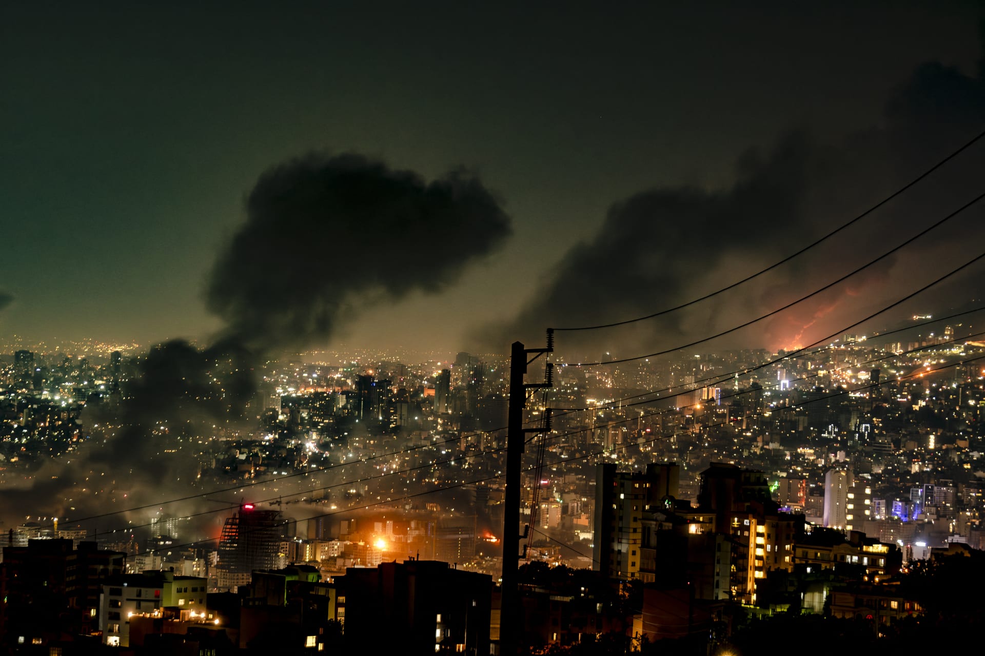 تصاعد سحب الدخان بعد انفجار في وسط طهران وسط حملة الضربات الإسرائيلية ضد إيران - الأحد 15 يونيو/حزيران 2025.