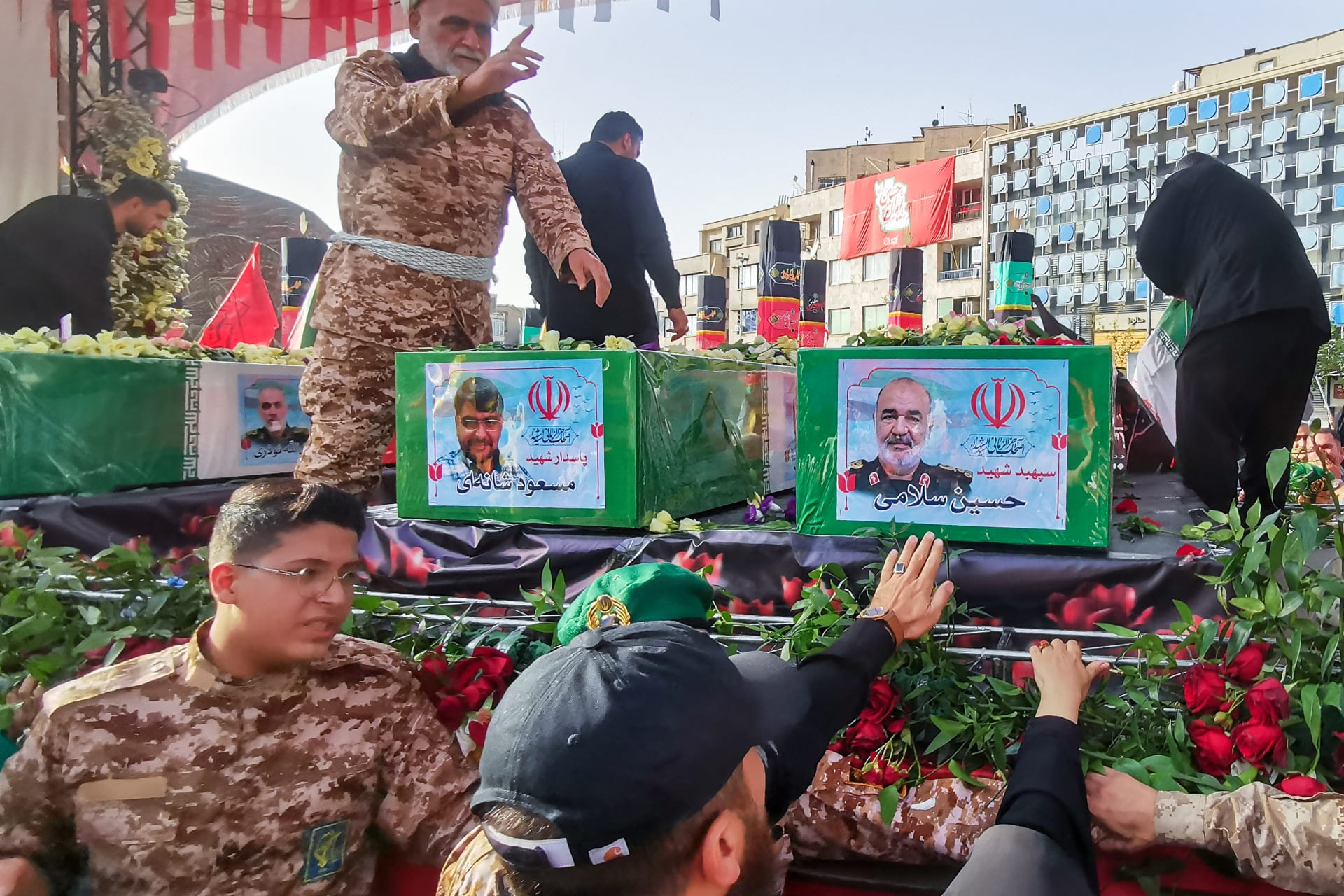 إيران.. صور من تشييع جثامين شخصيات قتلت بالضربات الإسرائيلية وما الشعارات المرفوعة