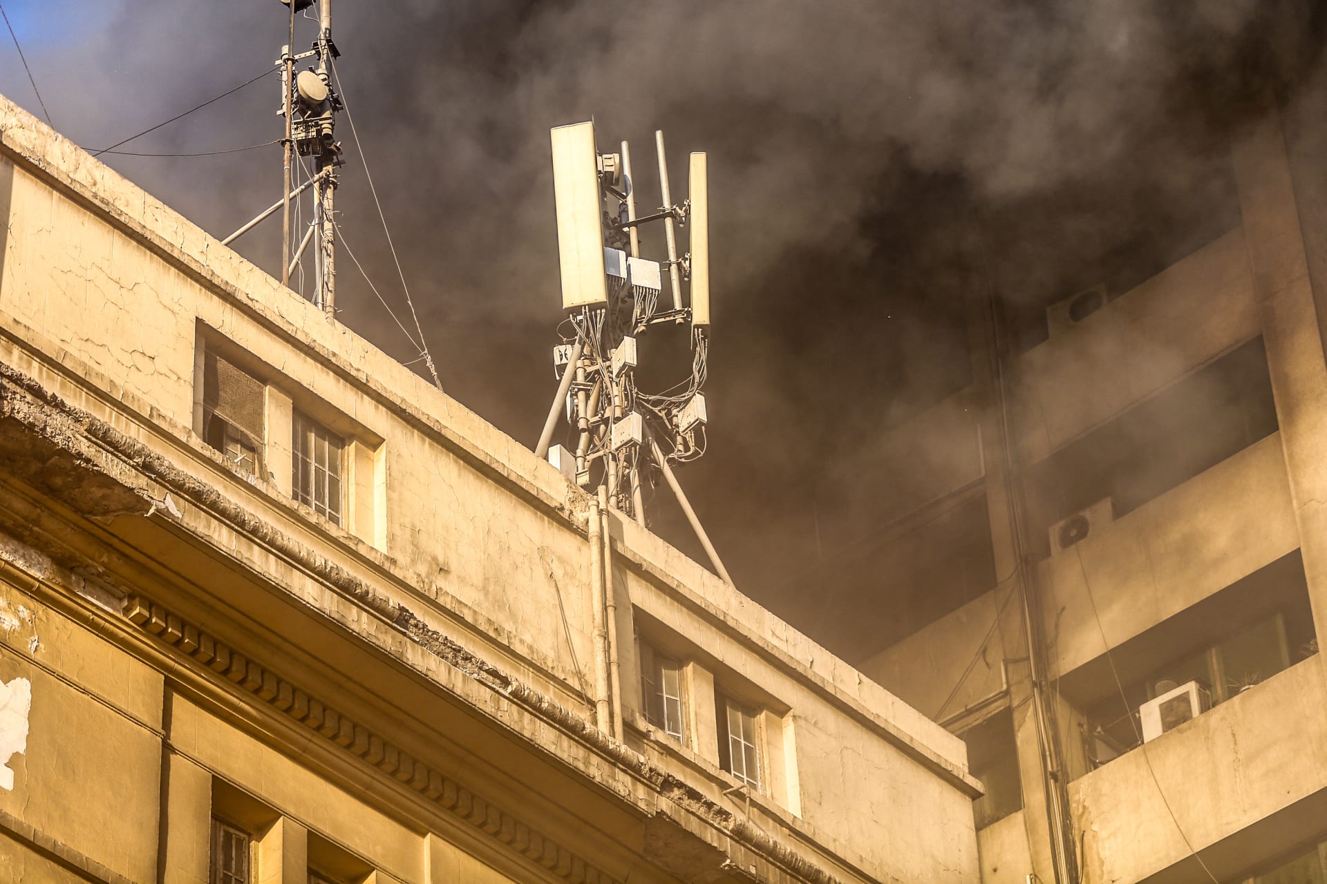 حريق سنترال رمسيس بمصر.. إليكم الصور مع التفاصيل الكاملة وآخر التطورات