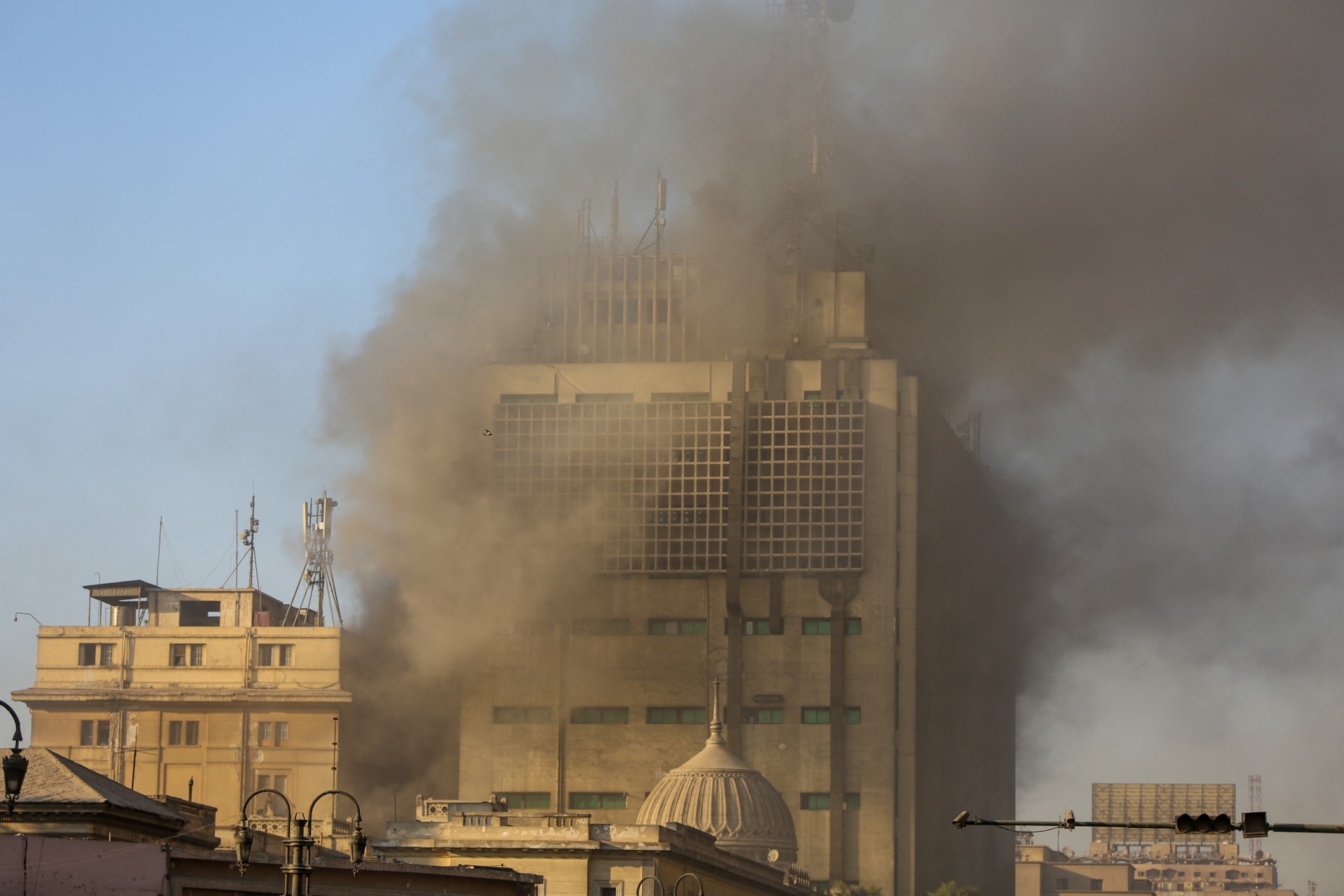 حريق سنترال رمسيس بمصر.. إليكم الصور مع التفاصيل الكاملة وآخر التطورات