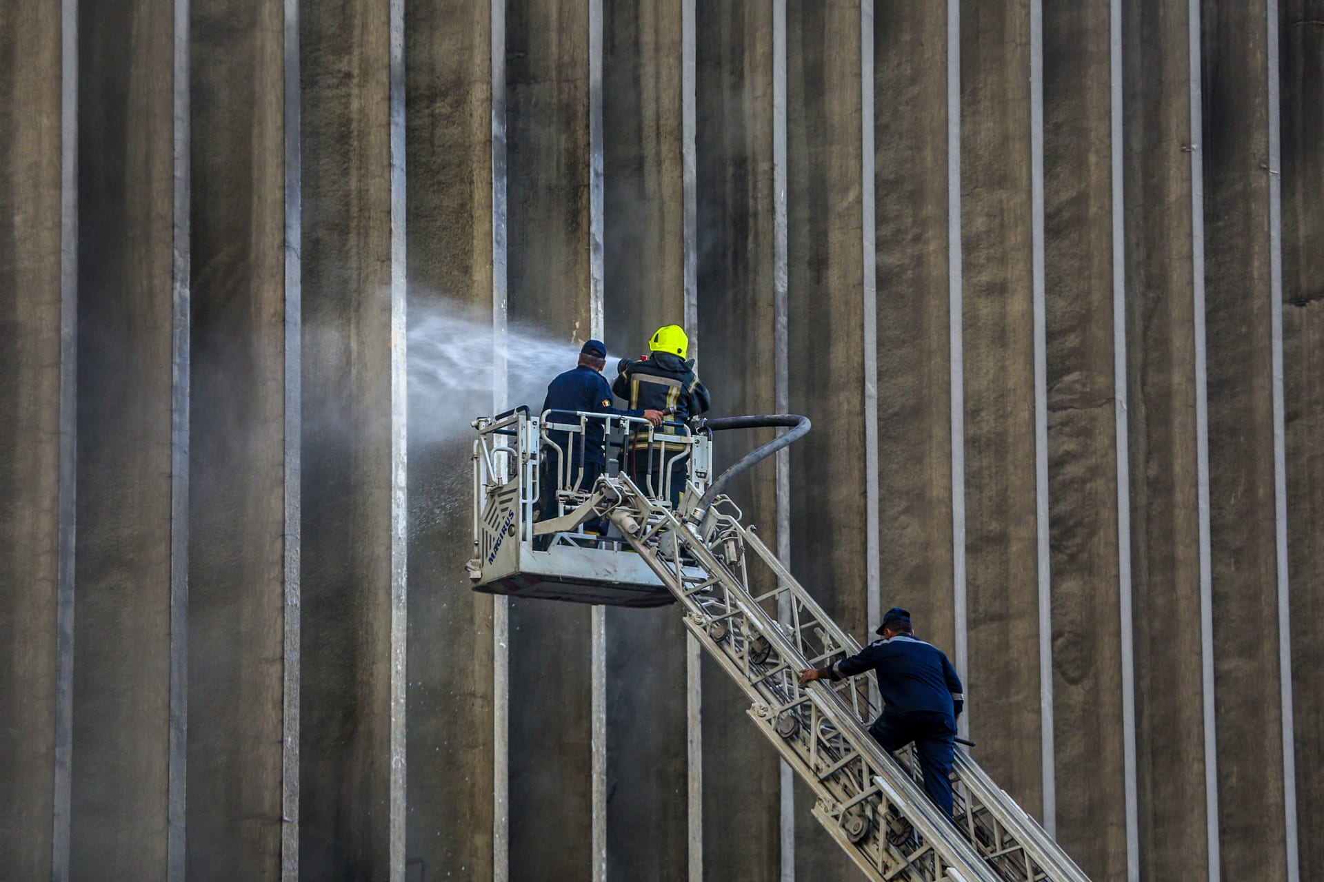 حريق سنترال رمسيس بمصر.. إليكم الصور مع التفاصيل الكاملة وآخر التطورات
