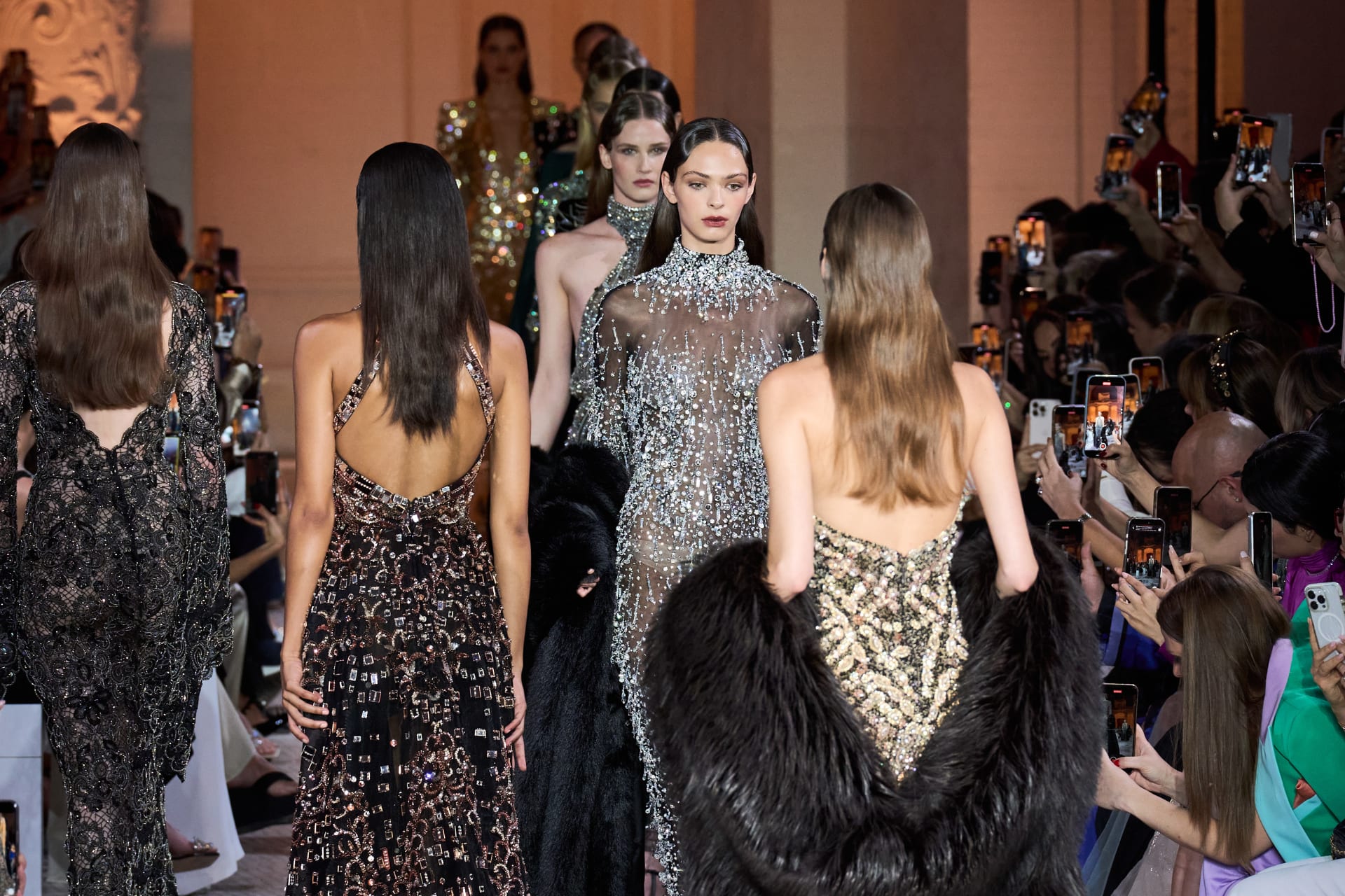 باريس تحتضن سحر هوليوود في مجموعة أزياء زهير مراد لخريف وشتاء 2026