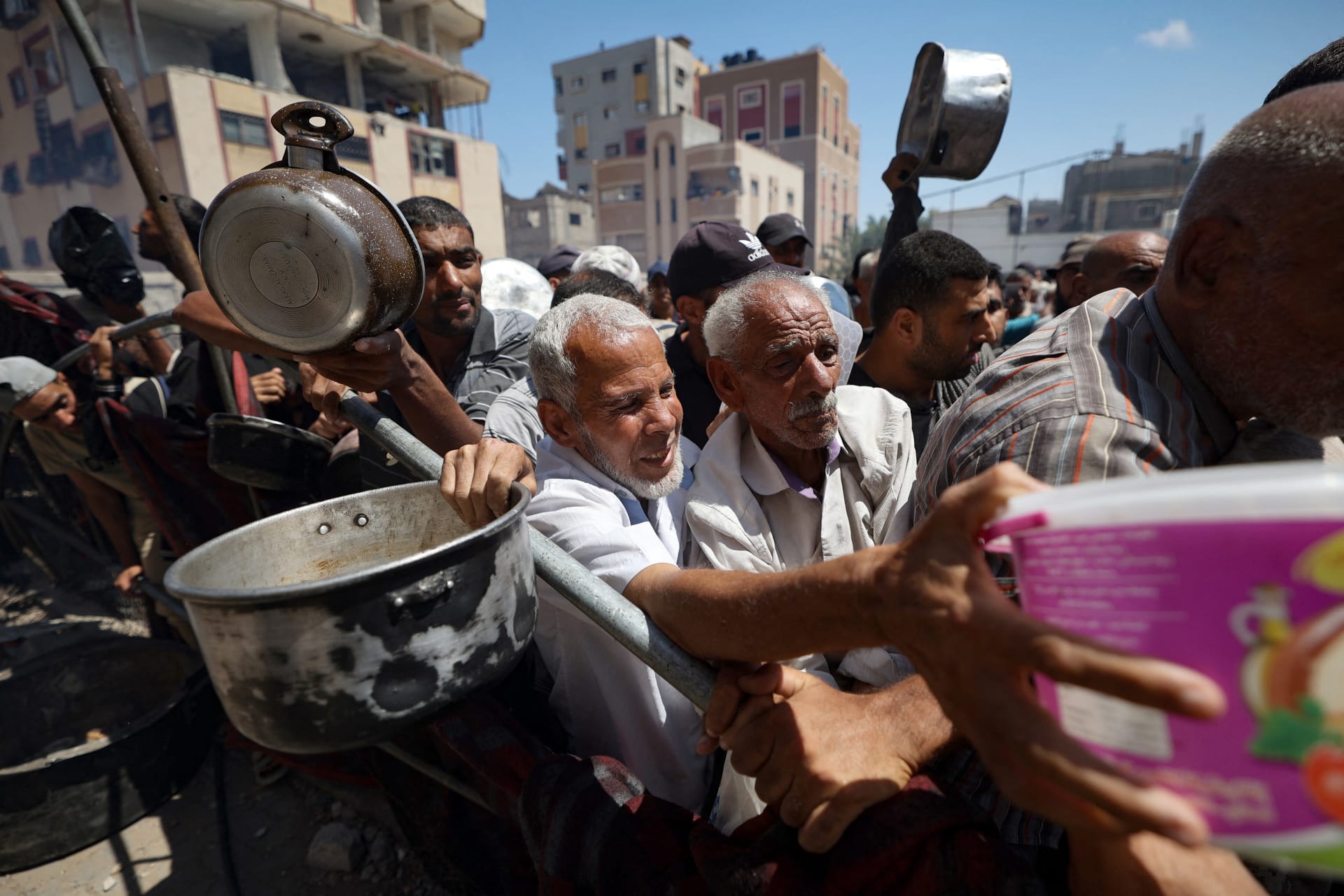 بيان من دول غربية يُدين تقديم إسرائيل للمساعدات بـ"التنقيط" لسكان غزة و"القتل غير الإنساني"