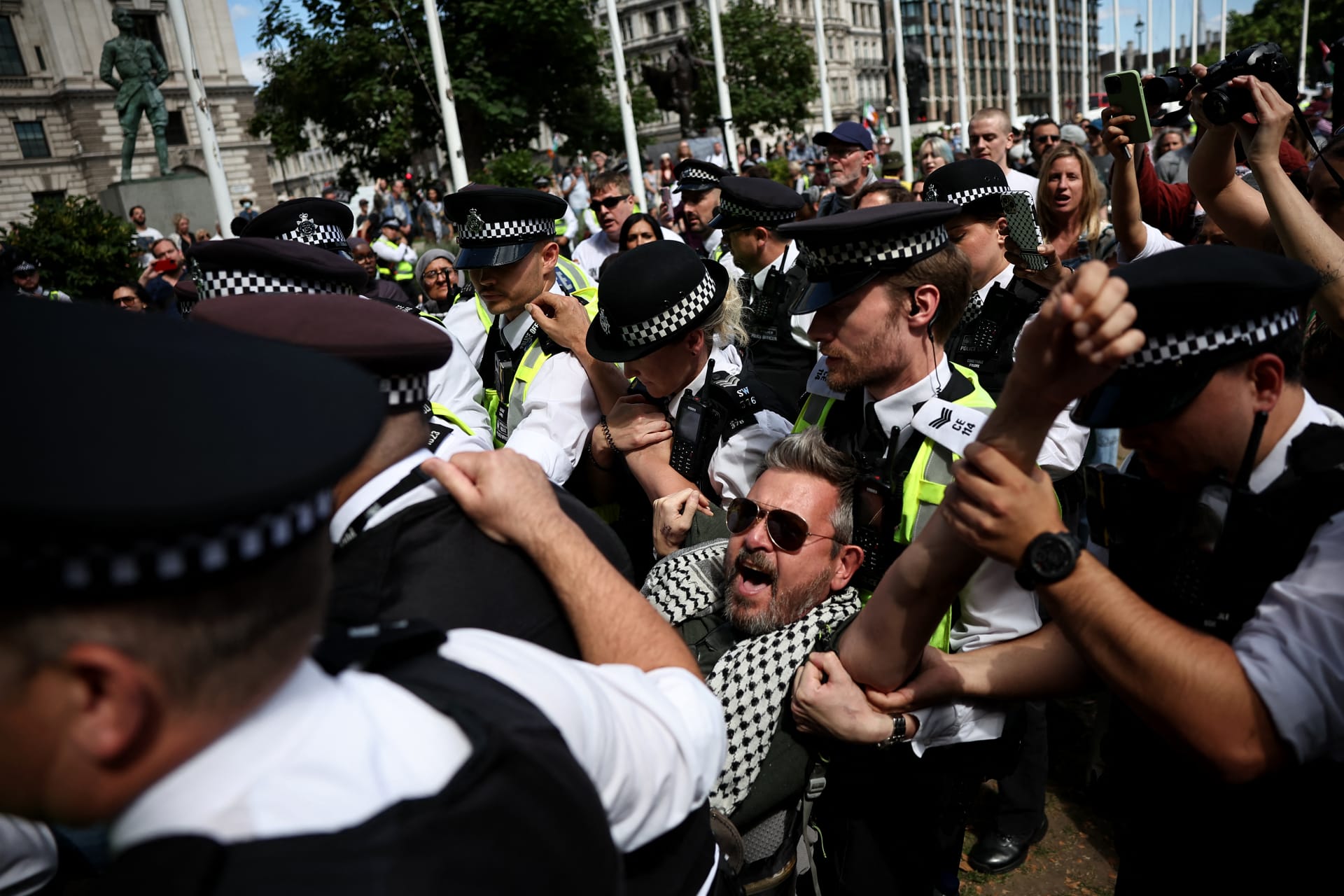 بالصور.. ماذا حصل لمتظاهري فلسطين أكشن المحظورة في لندن؟