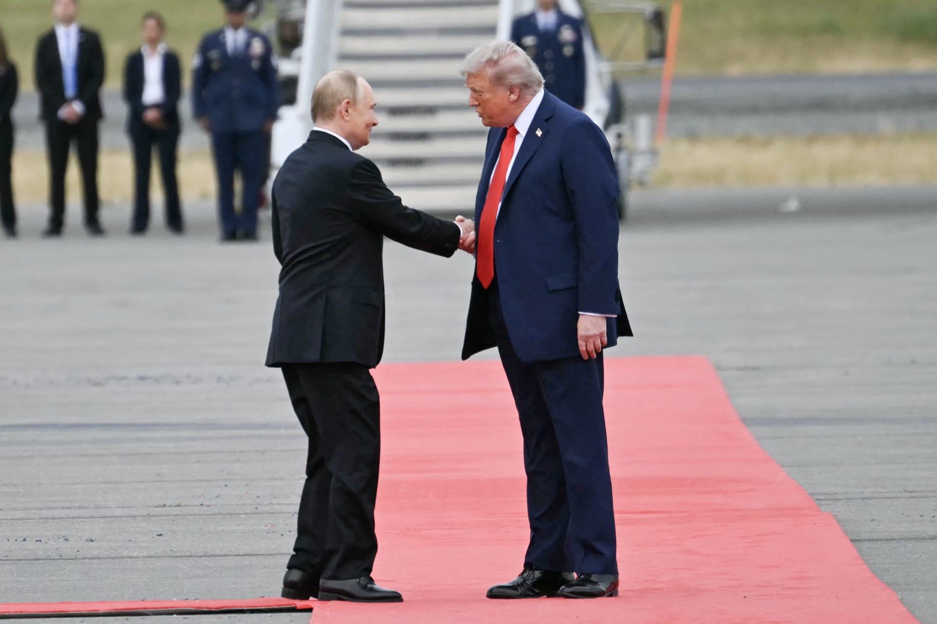 تحديث مباشر.. ترامب يصافح بوتين في ألاسكا قبيل قمتهما 