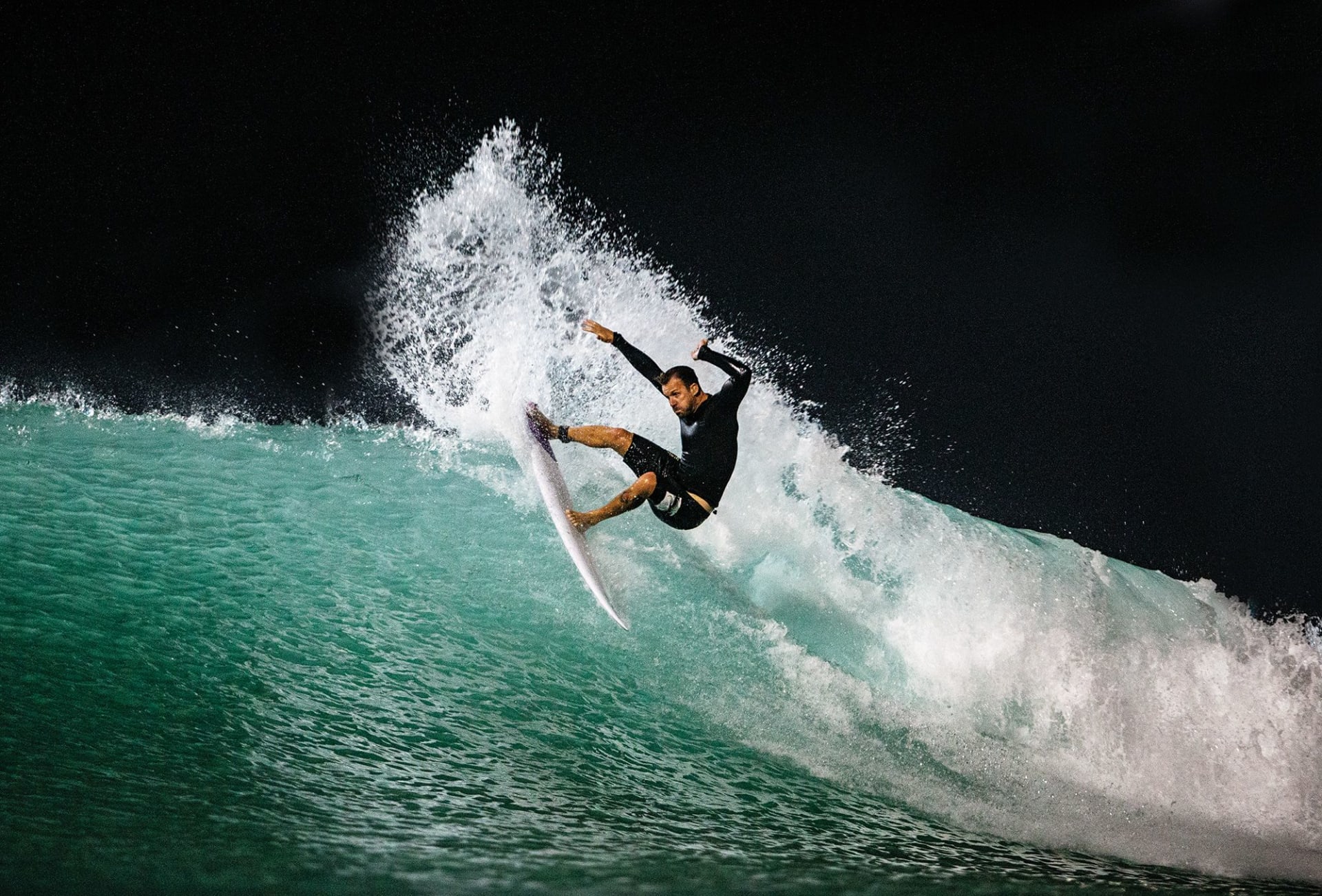 مسبح أمواج في أبوظبي بـ150 دولارا للموجة.. وجهة فاخرة للأثرياء