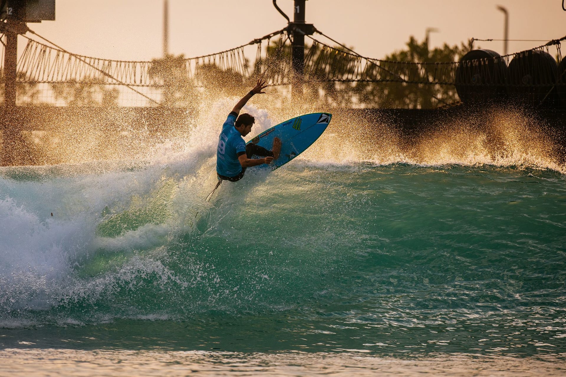 مسبح أمواج في أبوظبي بـ150 دولارا للموجة.. وجهة فاخرة للأثرياء