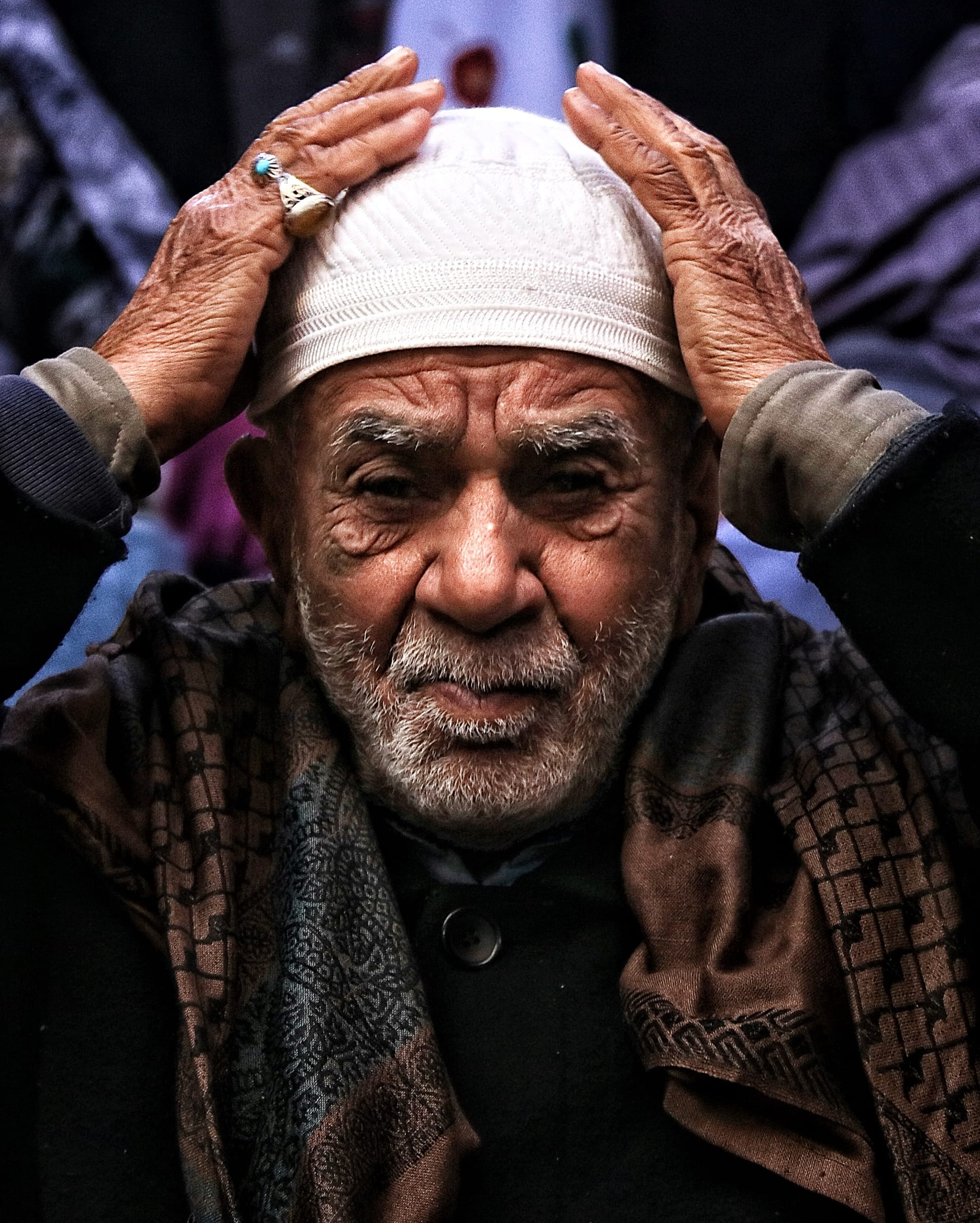  على راسي ..مصورة توثق مكانة غطاء الرأس بين شعوب العالم