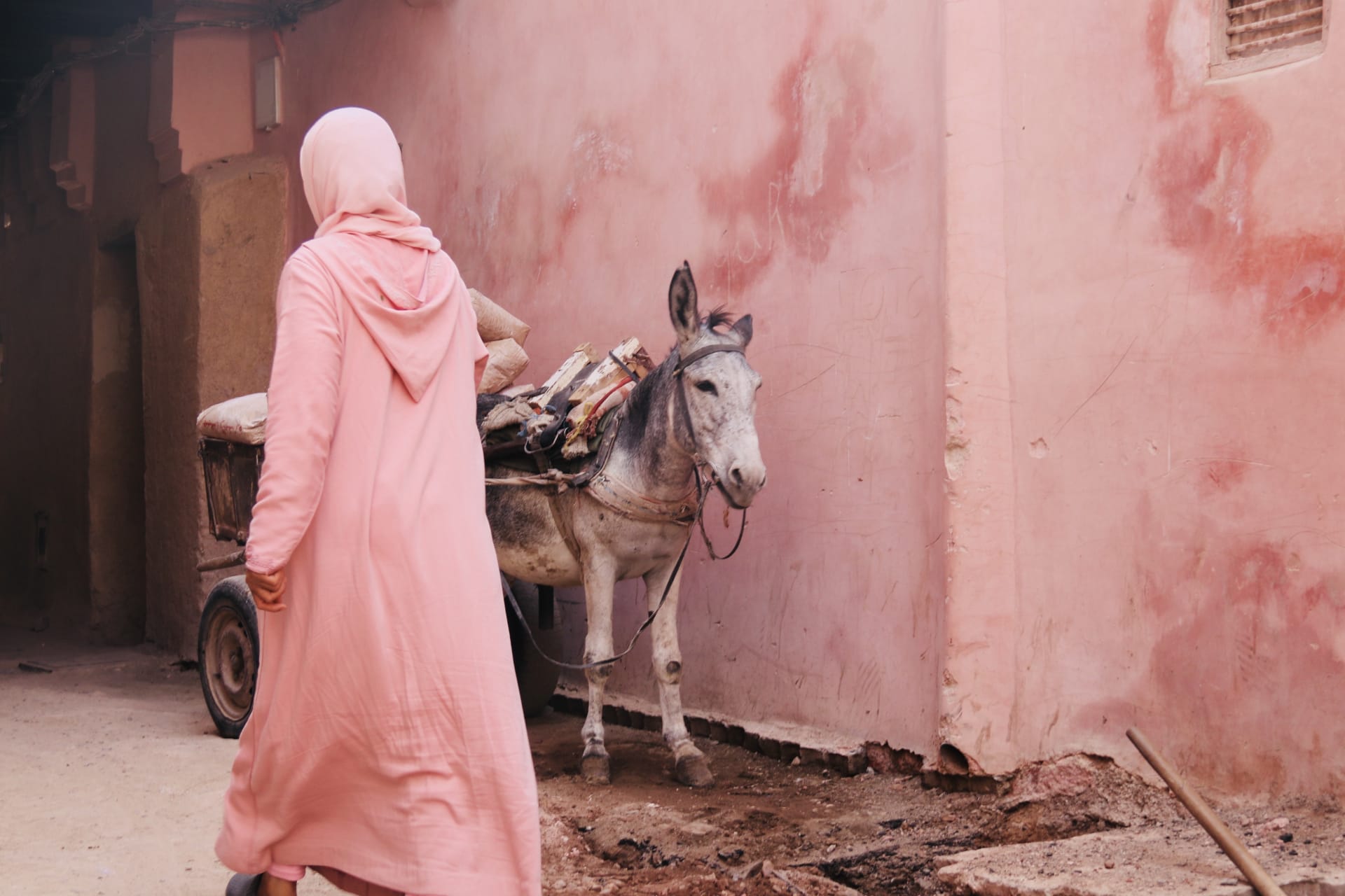  على راسي ..مصورة توثق مكانة غطاء الرأس بين شعوب العالم