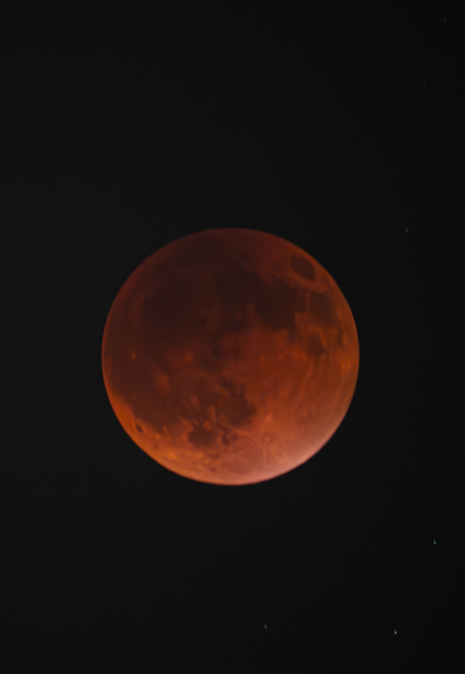 القمر الدموي يزين سماء المنطقة العربية بصور خاطفة للأنفاس