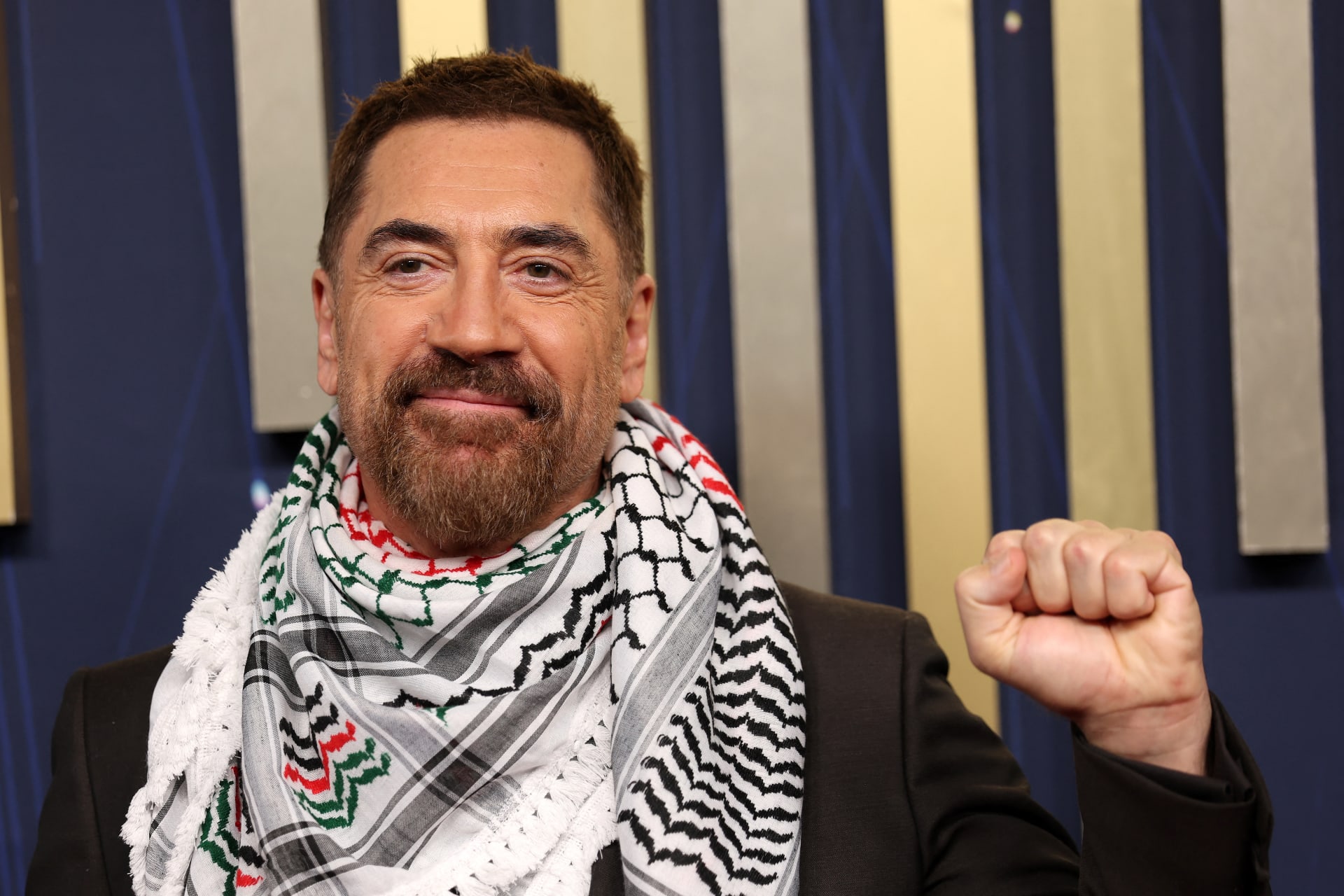 ممثل إسباني يرتدي الكوفية الفلسطينية في حفل توزيع جوائز إيمي - CNN Arabic