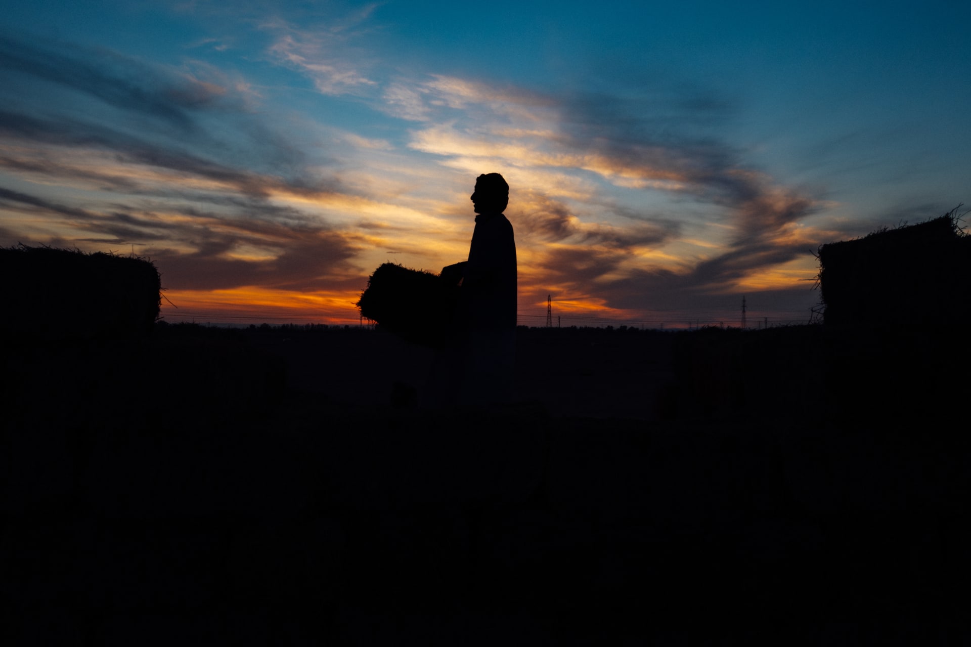 دوائر غريبة في صحراء السعودية.. مصور يكشف حقيقة هذه الأشكال الغامضة