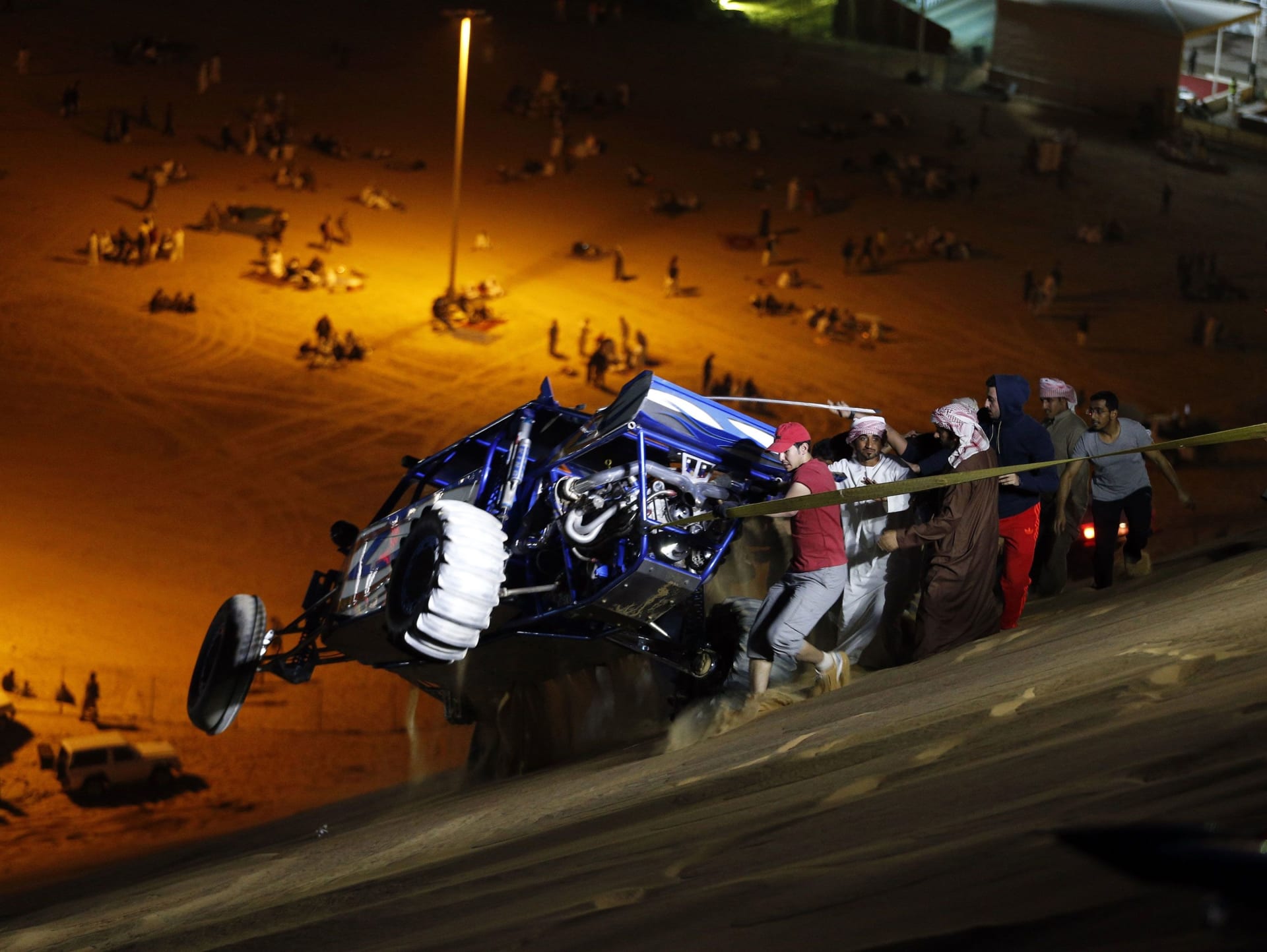 مهرجان سباق السيارات في أبوظبي يحول الصحراء إلى ما يشبه ماد ماكس 