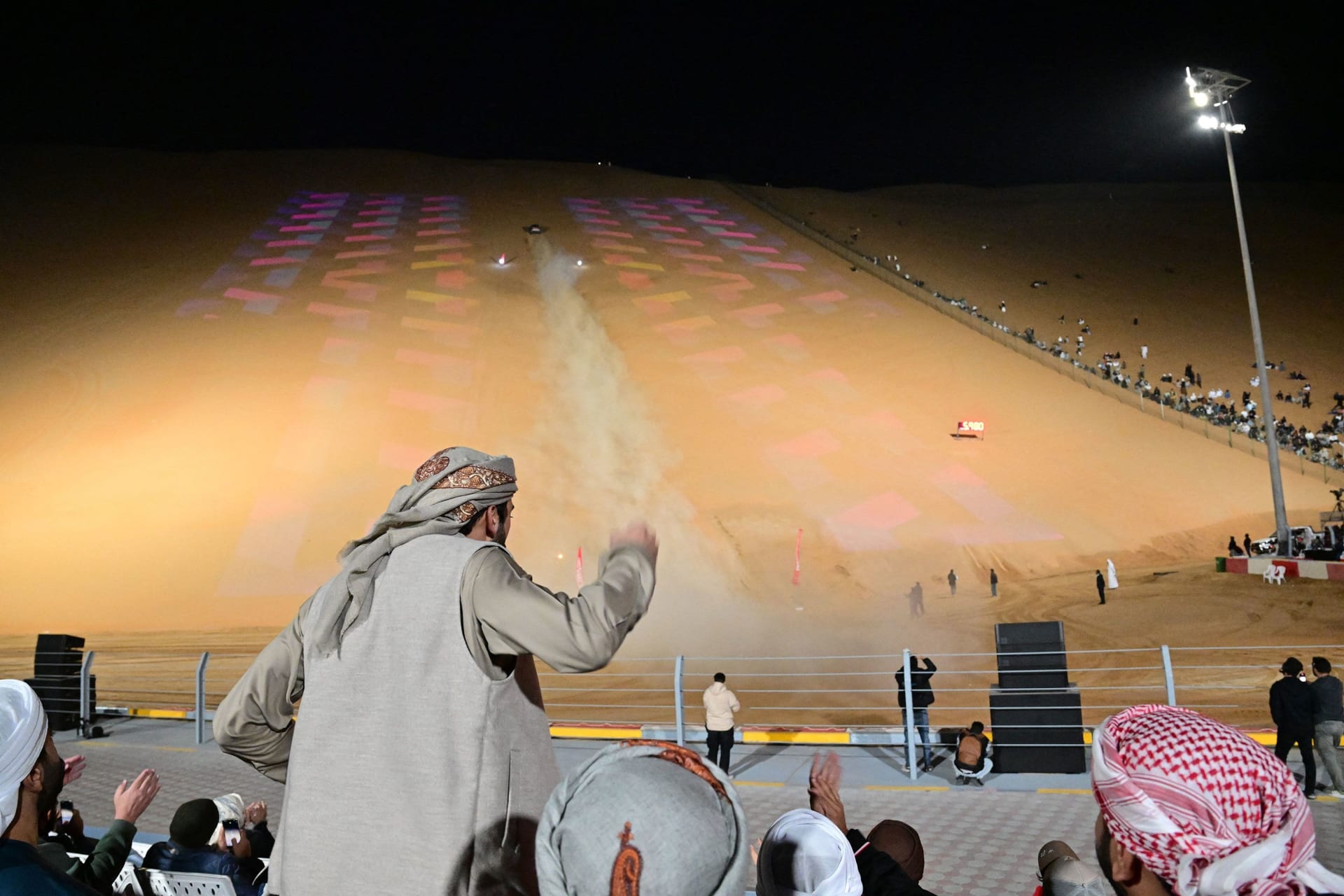 مهرجان سباق السيارات في أبوظبي يحول الصحراء إلى ما يشبه ماد ماكس 