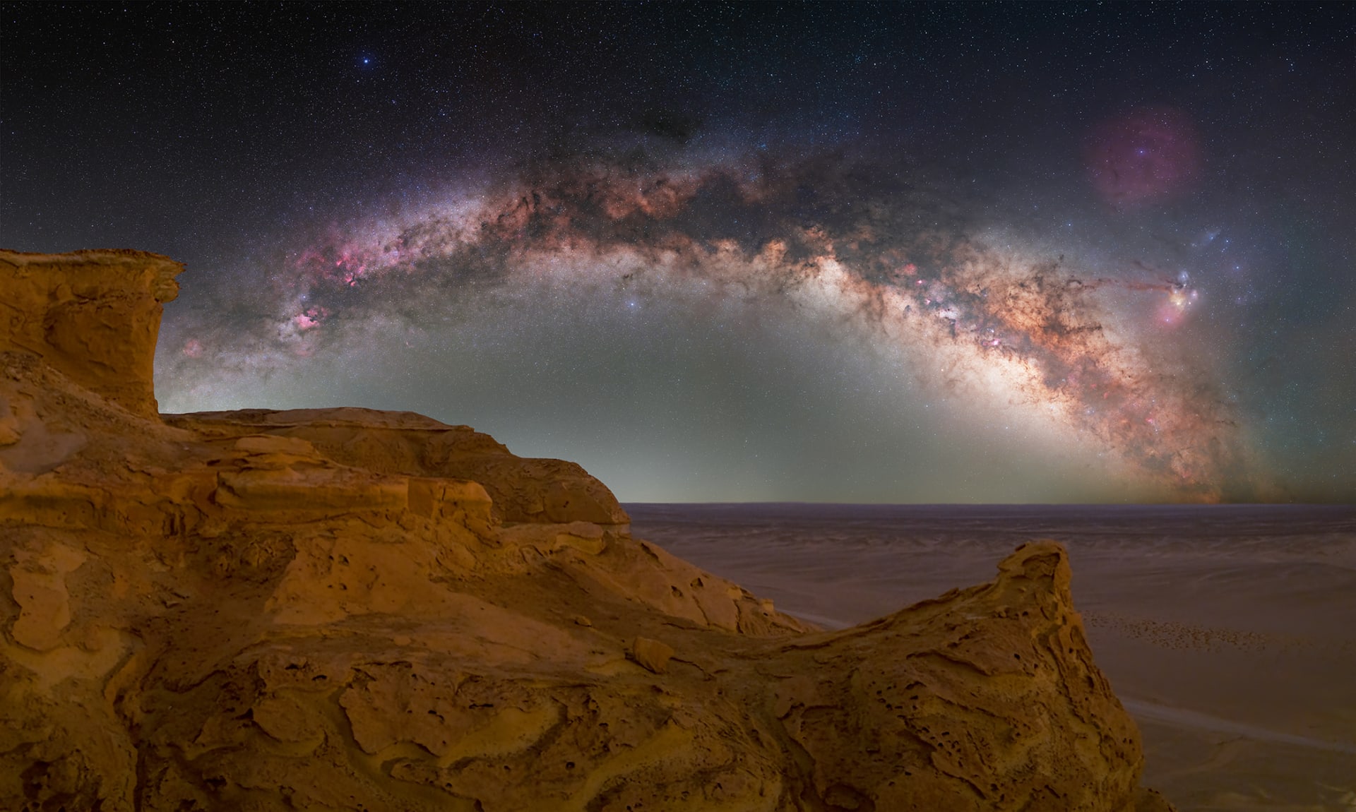 بينها سديم الذئب المظلم ..صور فلكية مذهلة ترصد عجائب الكون في سماء مصر